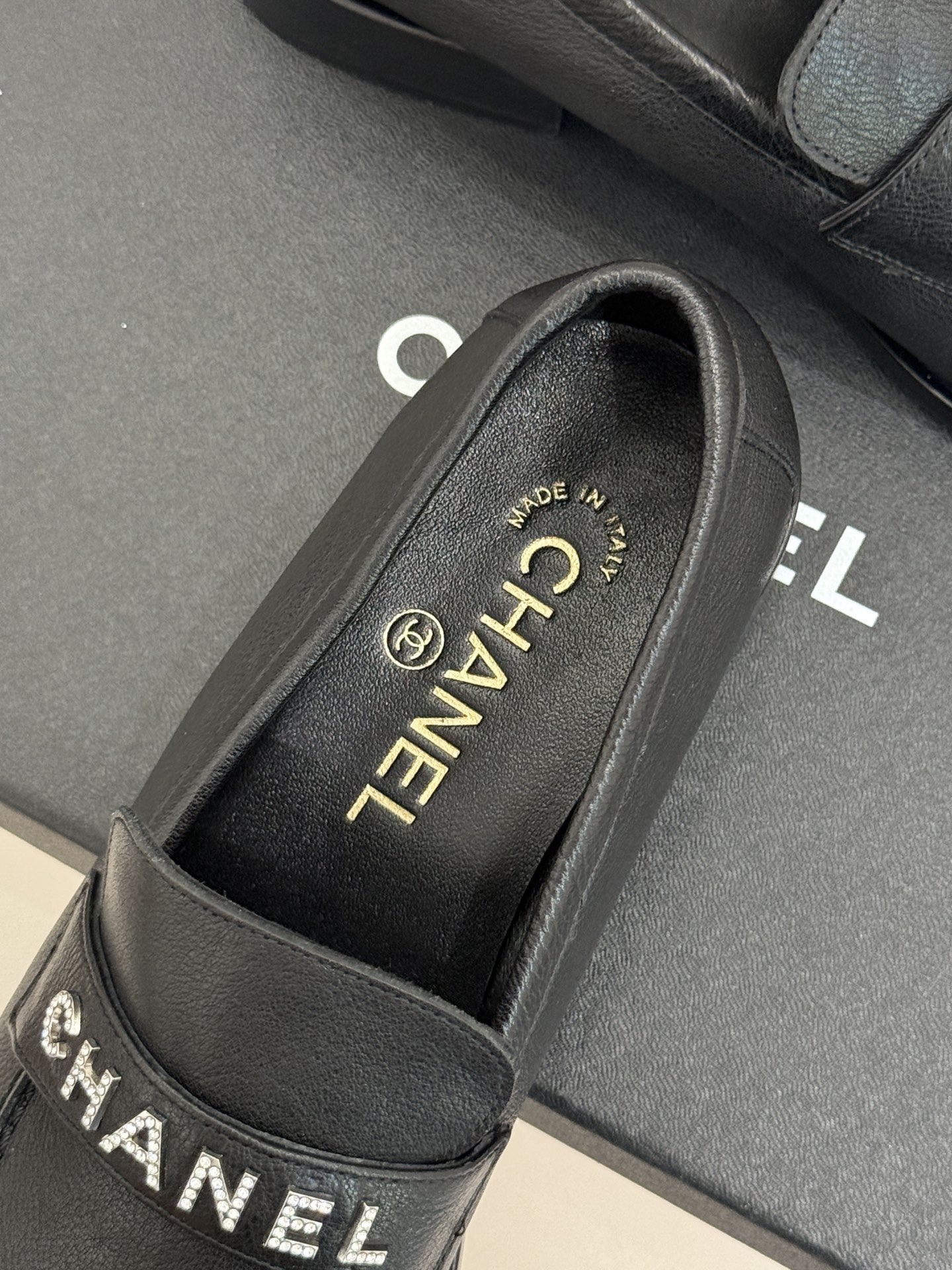 CHANE*｜小香25A新品复古字母钻扣乐福鞋半拖当Chanel的经典基因邂逅复古风潮这双乐福鞋以璀璨细