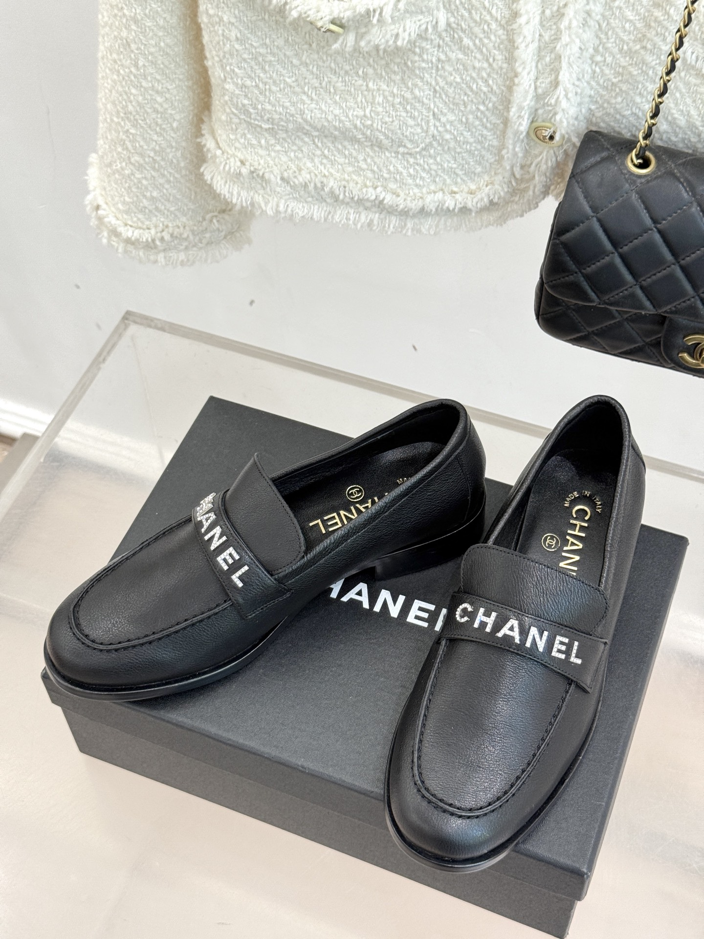 CHANE*｜小香25A新品复古字母钻扣乐福鞋半拖当Chanel的经典基因邂逅复古风潮这双乐福鞋以璀璨细