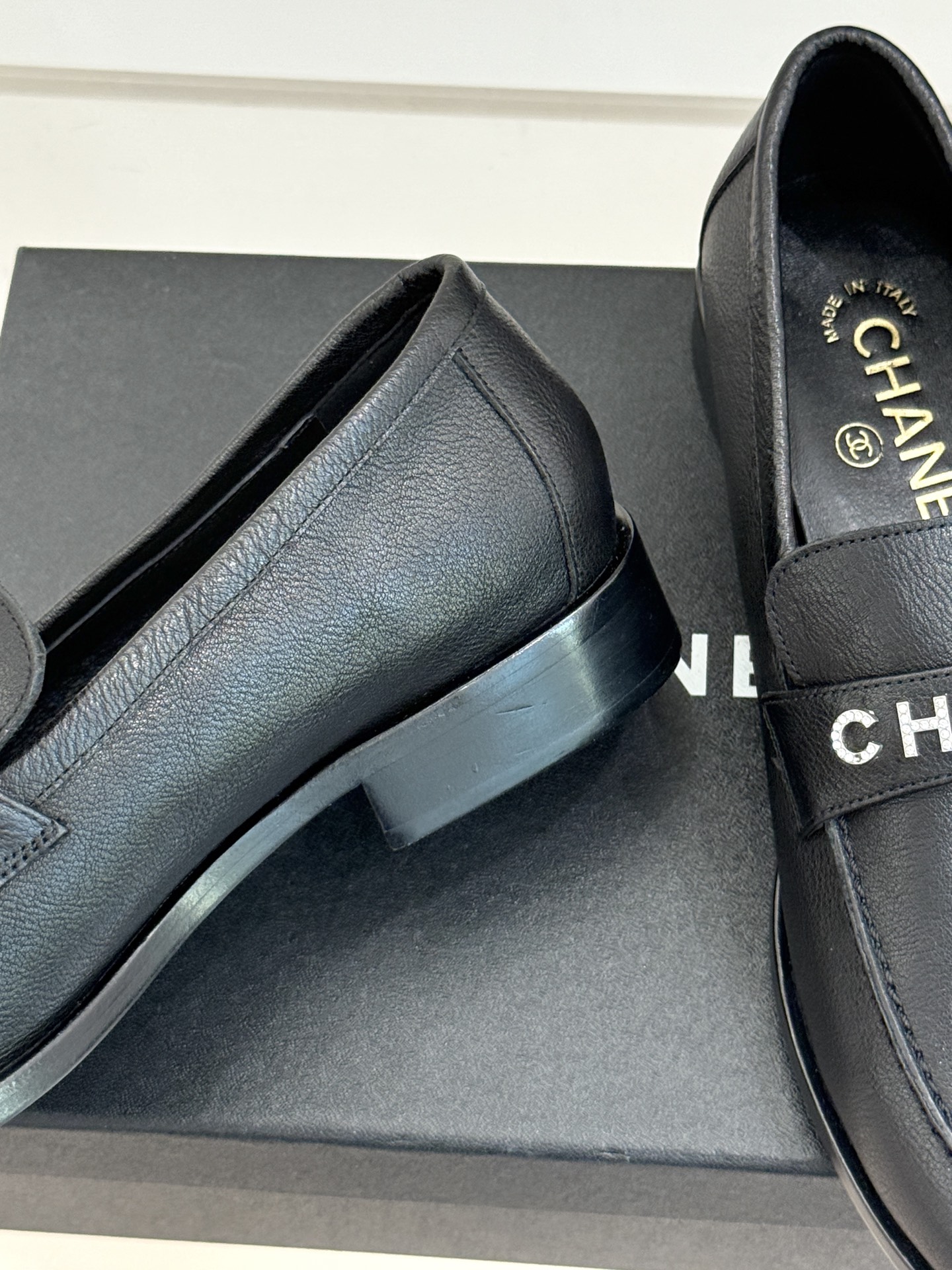 CHANE*｜小香25A新品复古字母钻扣乐福鞋半拖当Chanel的经典基因邂逅复古风潮这双乐福鞋以璀璨细