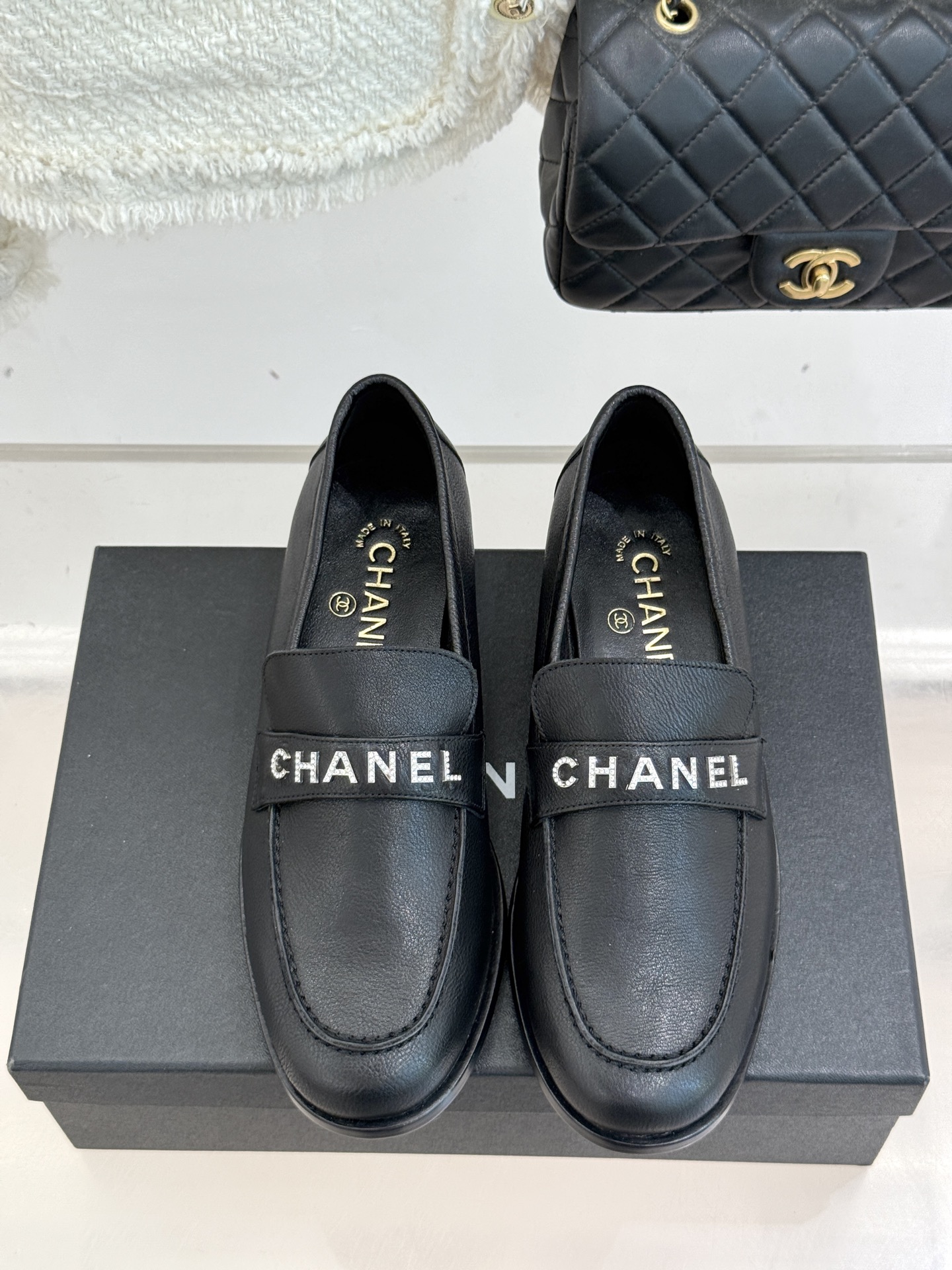 CHANE*｜小香25A新品复古字母钻扣乐福鞋半拖当Chanel的经典基因邂逅复古风潮这双乐福鞋以璀璨细