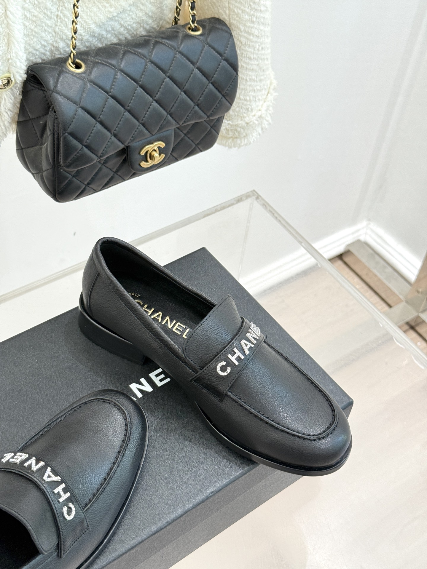 CHANE*｜小香25A新品复古字母钻扣乐福鞋半拖当Chanel的经典基因邂逅复古风潮这双乐福鞋以璀璨细
