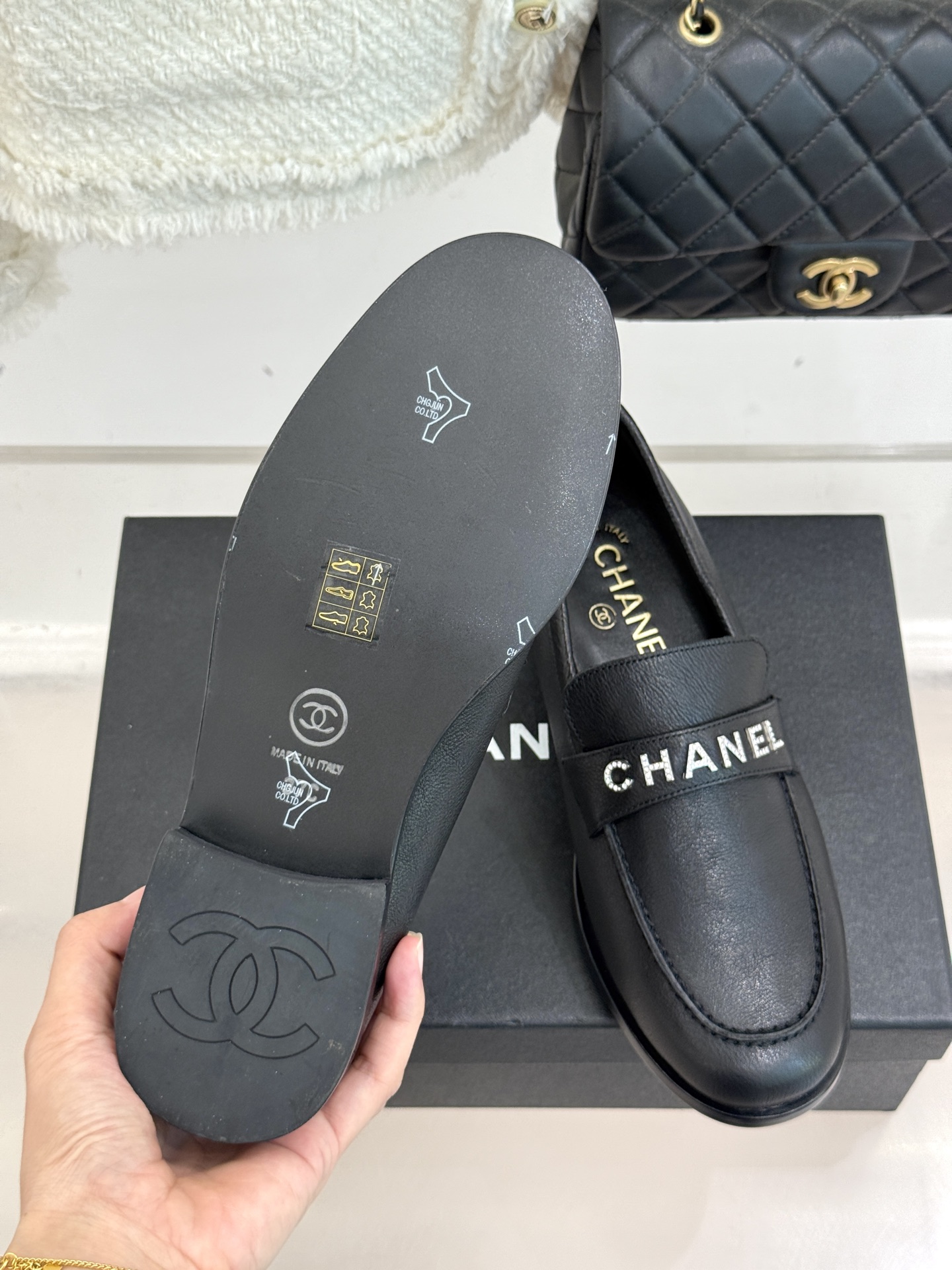 CHANE*｜小香25A新品复古字母钻扣乐福鞋半拖当Chanel的经典基因邂逅复古风潮这双乐福鞋以璀璨细