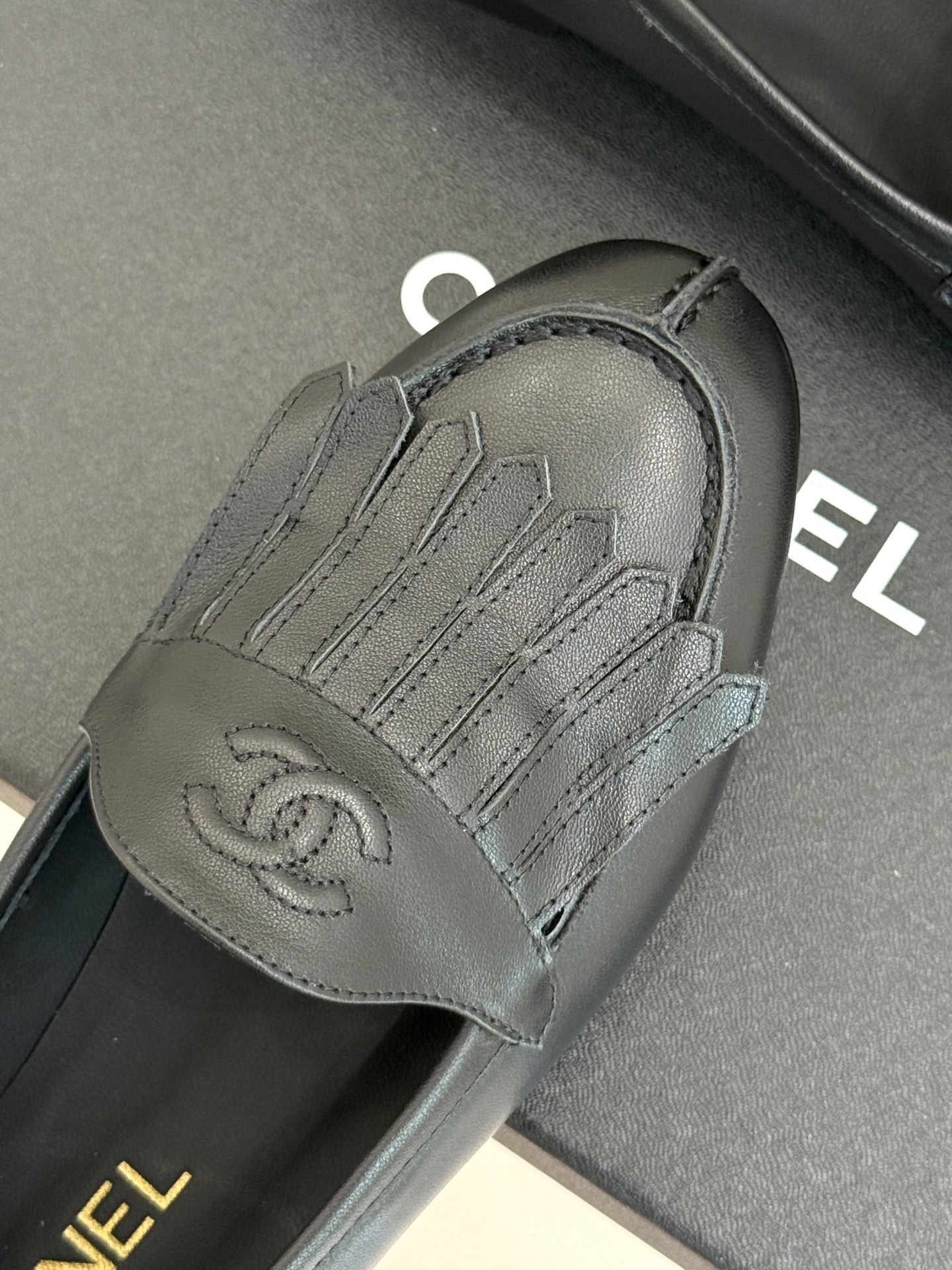 CHANE*|小香经典中古双C流苏乐福鞋就像开启一场跨越时光的时尚对话每一处细节都镌刻着品牌独有的浪漫与