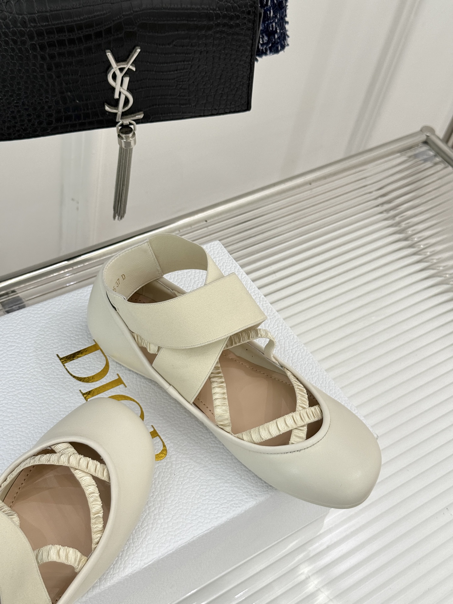 Dior/迪奥25WF新品字母弹力带芭蕾舞鞋跳舞鞋这双芭蕾舞鞋 上脚美到爆炸无疑是优雅与舒适的极致融合。