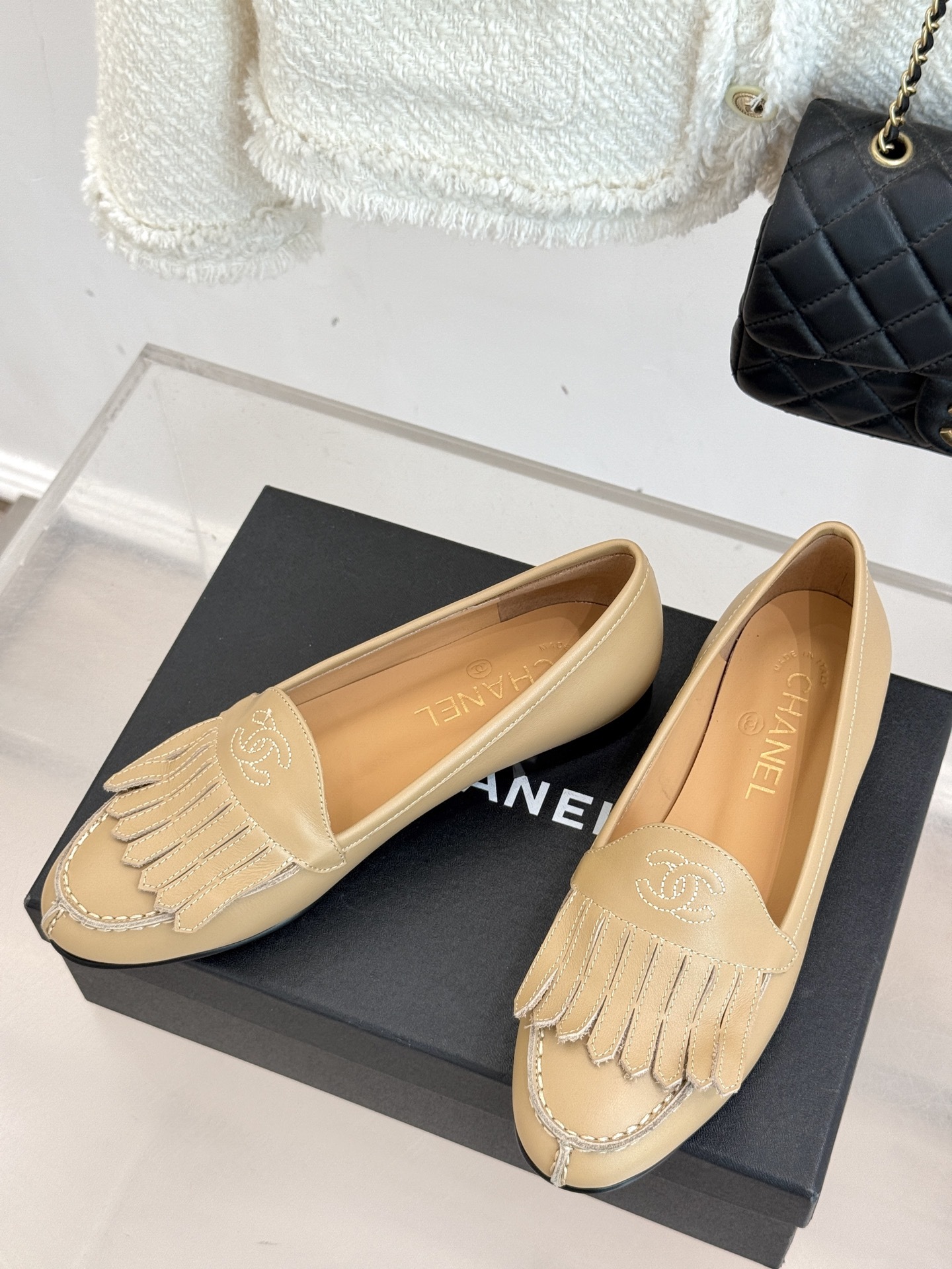 CHANE*|小香经典中古双C流苏乐福鞋就像开启一场跨越时光的时尚对话每一处细节都镌刻着品牌独有的浪漫与
