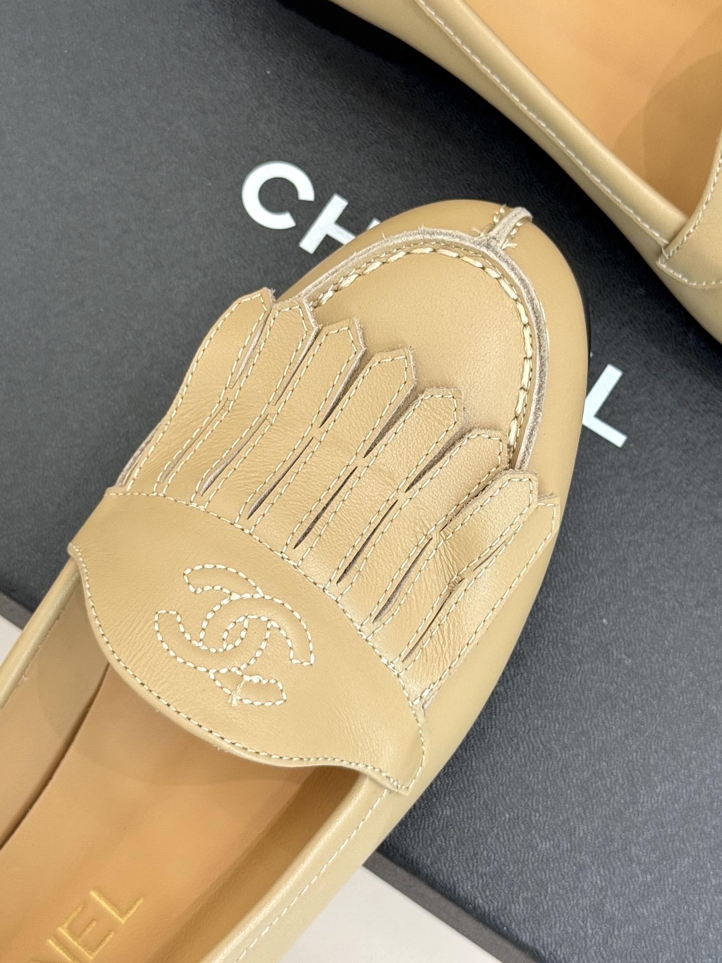 CHANE*|小香经典中古双C流苏乐福鞋就像开启一场跨越时光的时尚对话每一处细节都镌刻着品牌独有的浪漫与