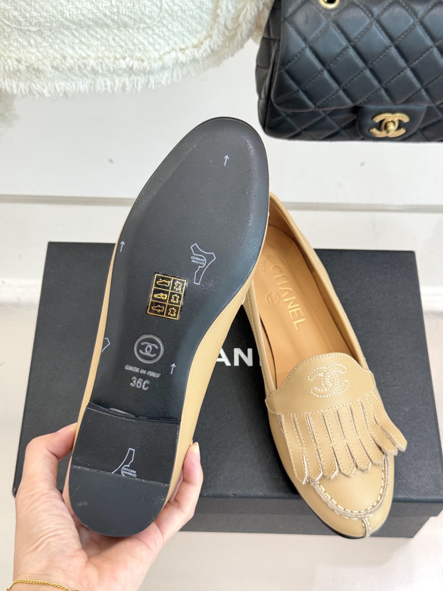 CHANE*|小香经典中古双C流苏乐福鞋就像开启一场跨越时光的时尚对话每一处细节都镌刻着品牌独有的浪漫与