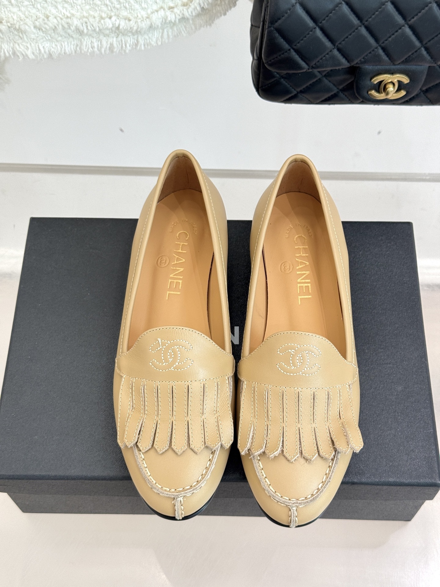 CHANE*|小香经典中古双C流苏乐福鞋就像开启一场跨越时光的时尚对话每一处细节都镌刻着品牌独有的浪漫与
