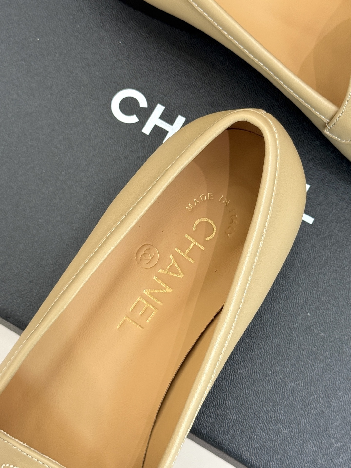 CHANE*|小香经典中古双C流苏乐福鞋就像开启一场跨越时光的时尚对话每一处细节都镌刻着品牌独有的浪漫与