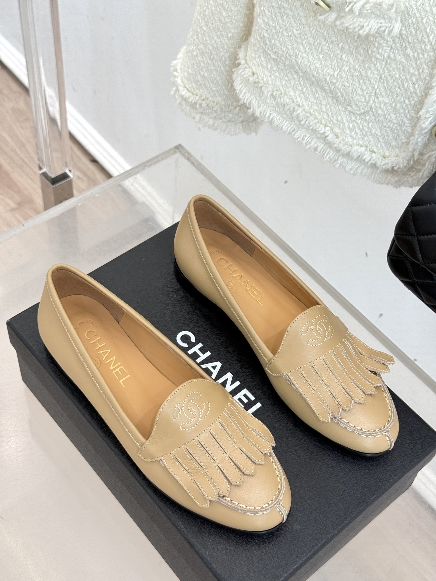 CHANE*|小香经典中古双C流苏乐福鞋就像开启一场跨越时光的时尚对话每一处细节都镌刻着品牌独有的浪漫与