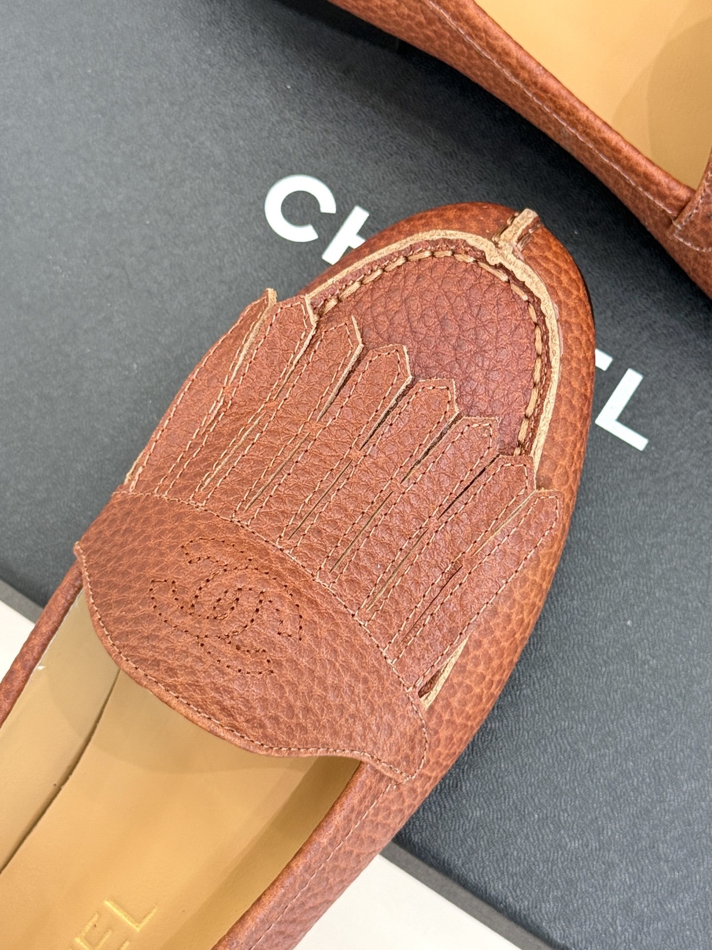 CHANE*|小香经典中古双C流苏乐福鞋就像开启一场跨越时光的时尚对话每一处细节都镌刻着品牌独有的浪漫与