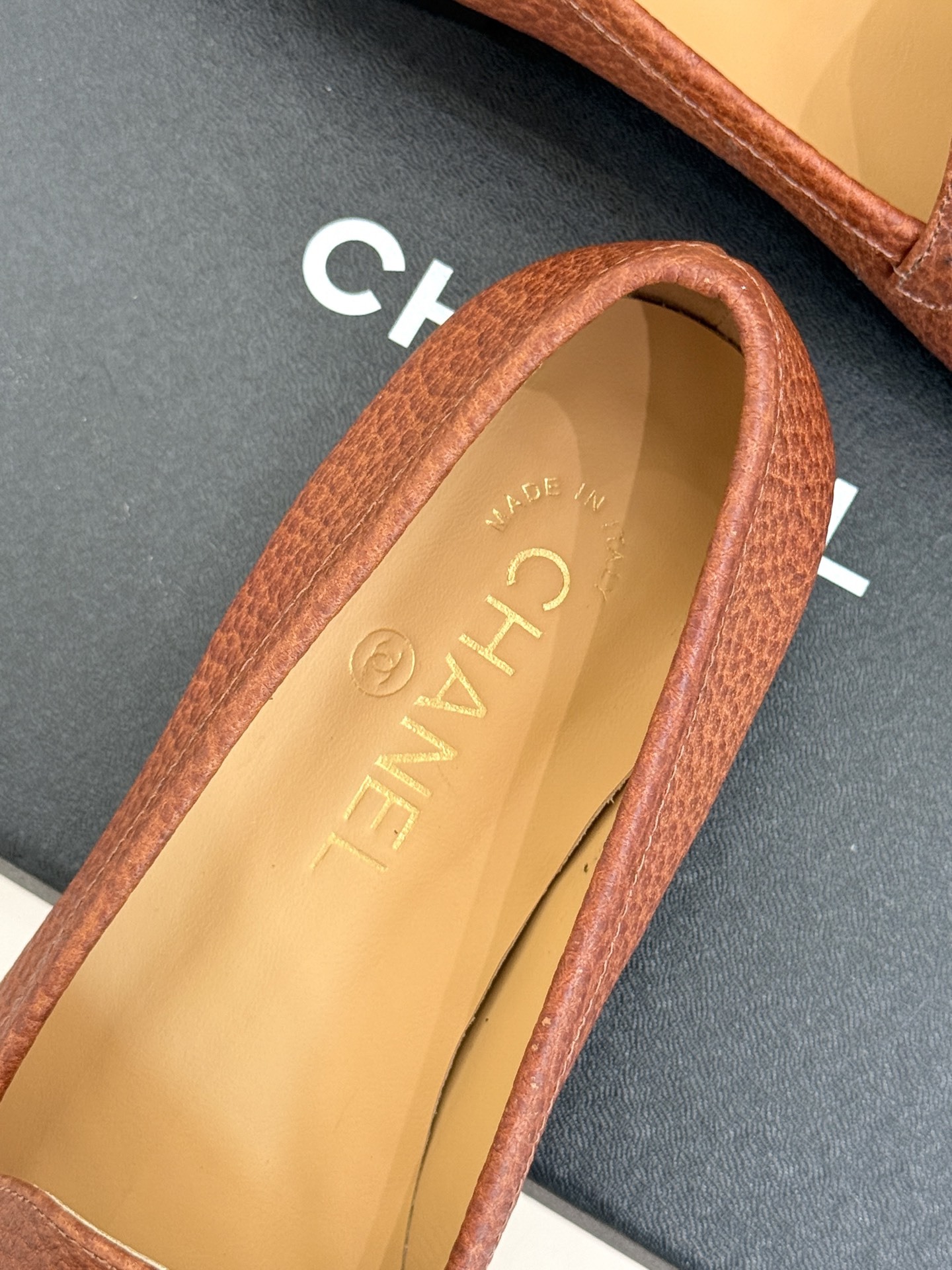 CHANE*|小香经典中古双C流苏乐福鞋就像开启一场跨越时光的时尚对话每一处细节都镌刻着品牌独有的浪漫与