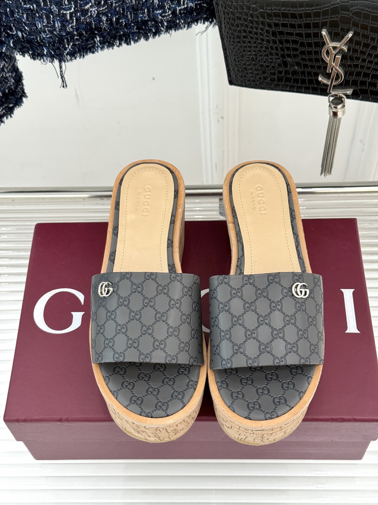 Gucc* 经典双G扣老花厚底拖鞋这款真的是矮个子美眉的福音‼️既复古又时髦🙋而且很还百搭 搭配各种袜子