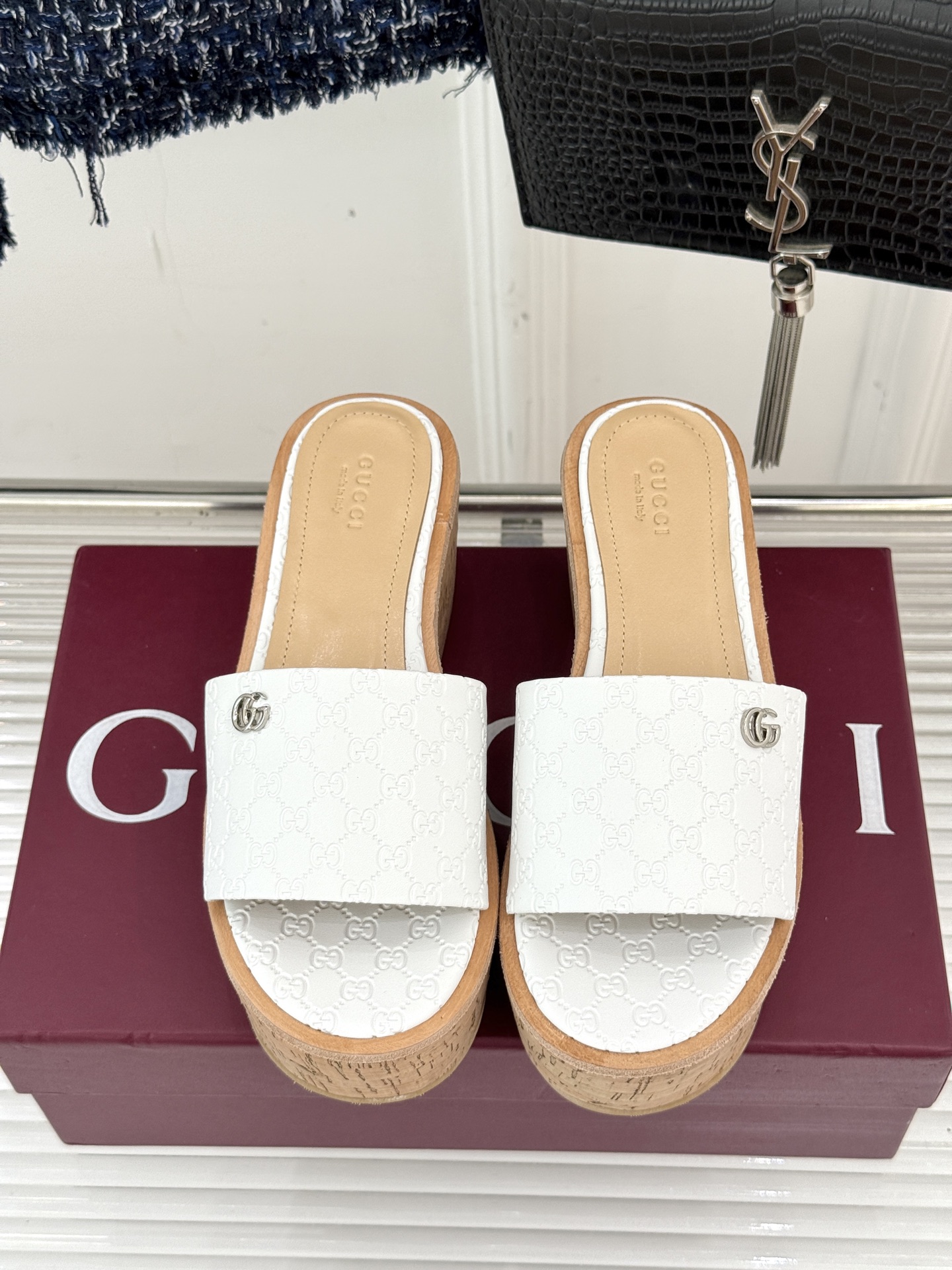 Gucc* 经典双G扣老花厚底拖鞋这款真的是矮个子美眉的福音‼️既复古又时髦🙋而且很还百搭 搭配各种袜子