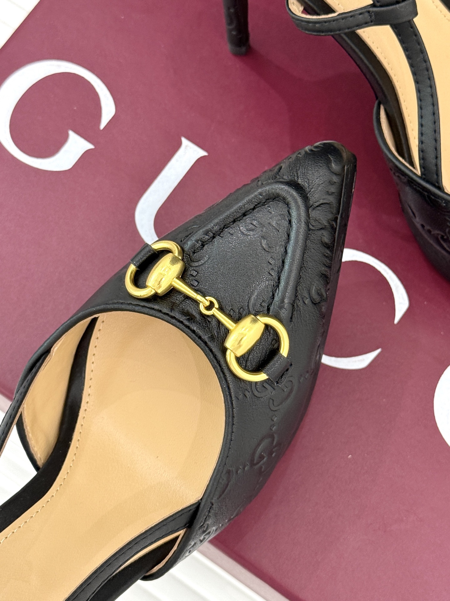 Gucci/古驰经典马衔扣尖头防水台高跟凉鞋将经典元素与时尚设计完美融合这款凉鞋以标志性的马衔扣为点睛之