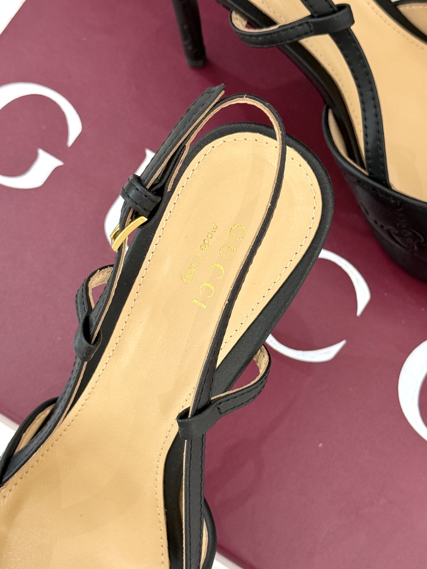 Gucci/古驰经典马衔扣尖头防水台高跟凉鞋将经典元素与时尚设计完美融合这款凉鞋以标志性的马衔扣为点睛之