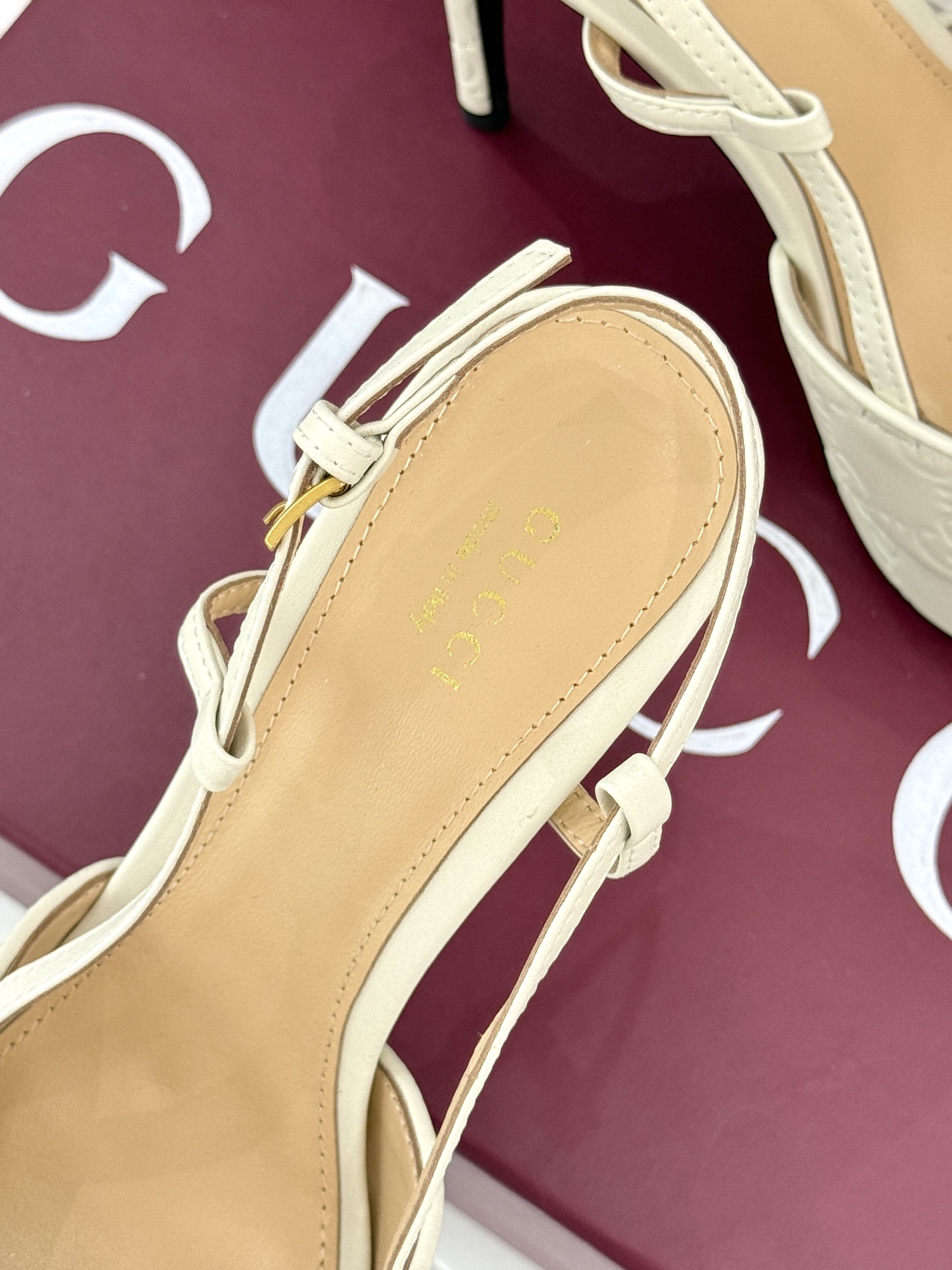Gucci/古驰经典马衔扣尖头防水台高跟凉鞋将经典元素与时尚设计完美融合这款凉鞋以标志性的马衔扣为点睛之