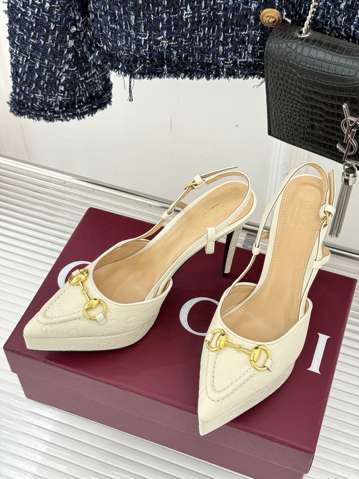 Gucci/古驰经典马衔扣尖头防水台高跟凉鞋将经典元素与时尚设计完美融合这款凉鞋以标志性的马衔扣为点睛之