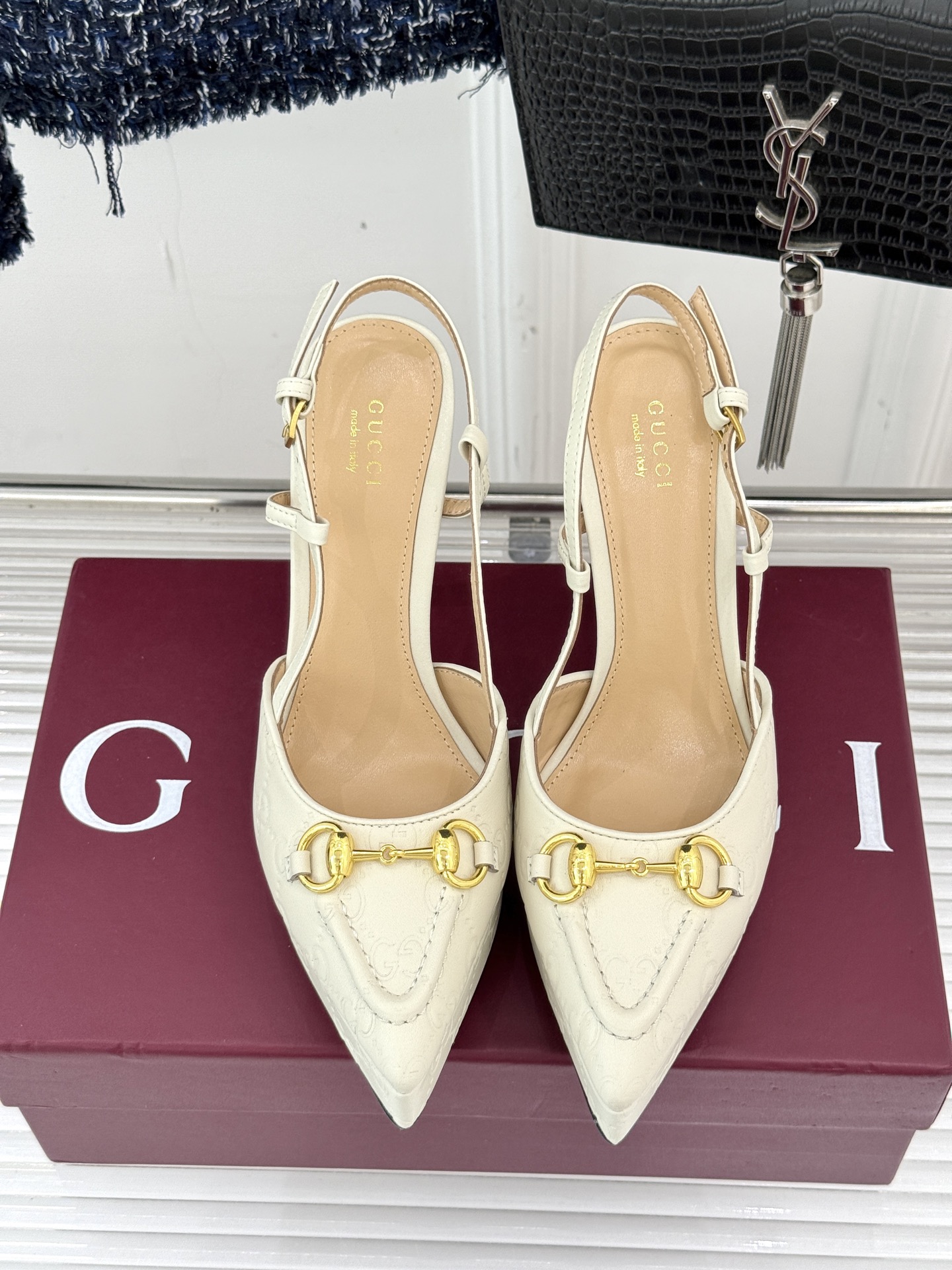 Gucci/古驰经典马衔扣尖头防水台高跟凉鞋将经典元素与时尚设计完美融合这款凉鞋以标志性的马衔扣为点睛之