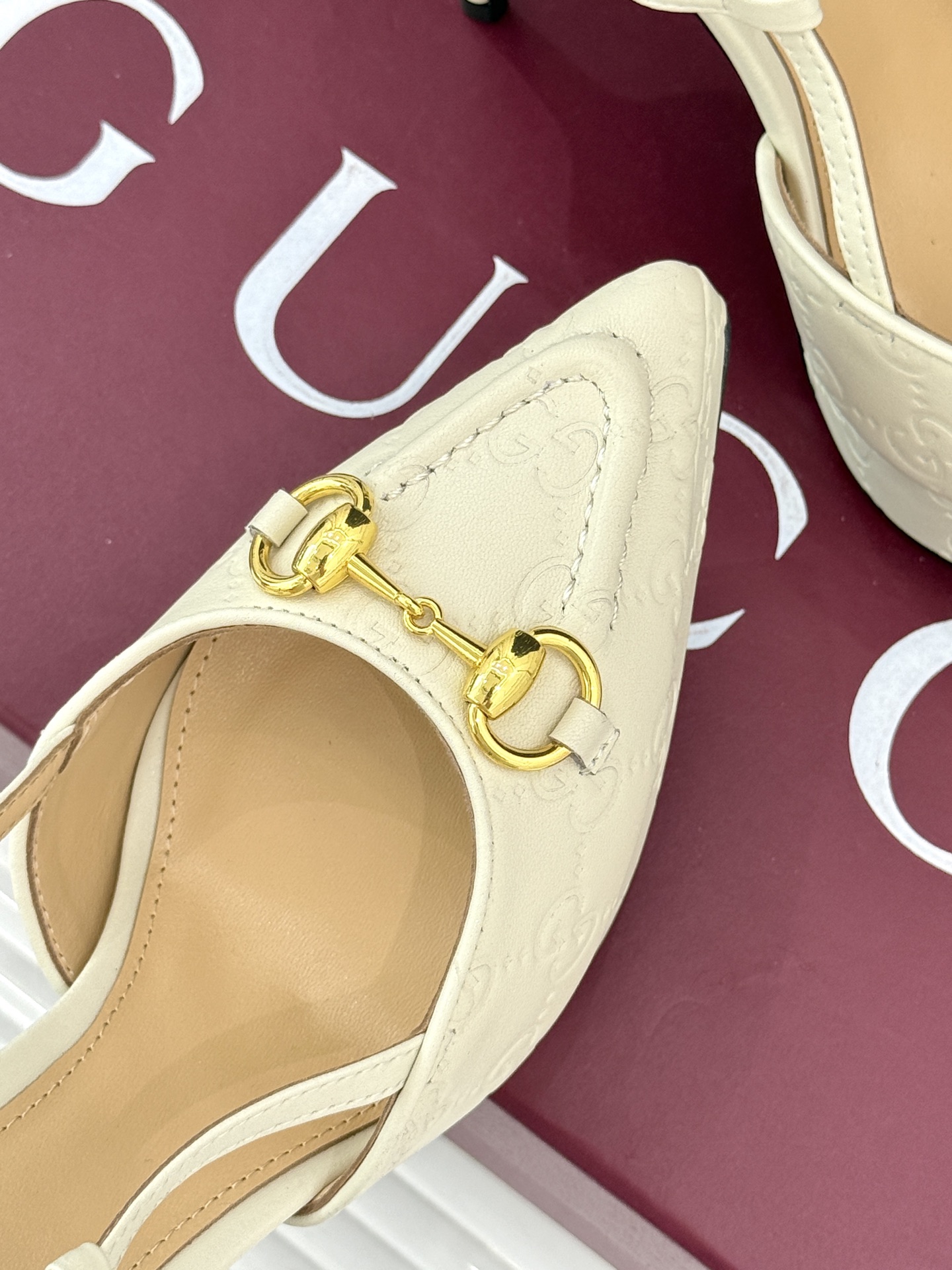 Gucci/古驰经典马衔扣尖头防水台高跟凉鞋将经典元素与时尚设计完美融合这款凉鞋以标志性的马衔扣为点睛之