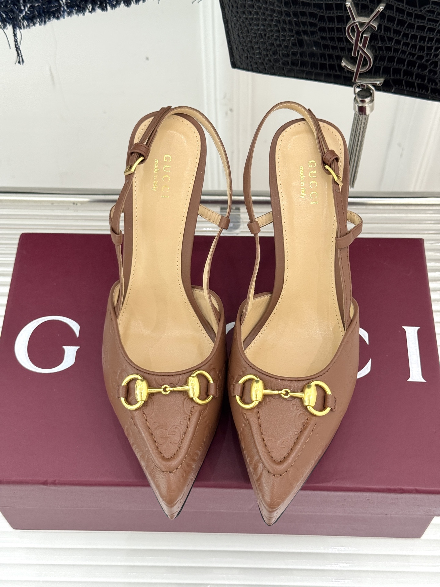 Gucci/古驰经典马衔扣尖头防水台高跟凉鞋将经典元素与时尚设计完美融合这款凉鞋以标志性的马衔扣为点睛之