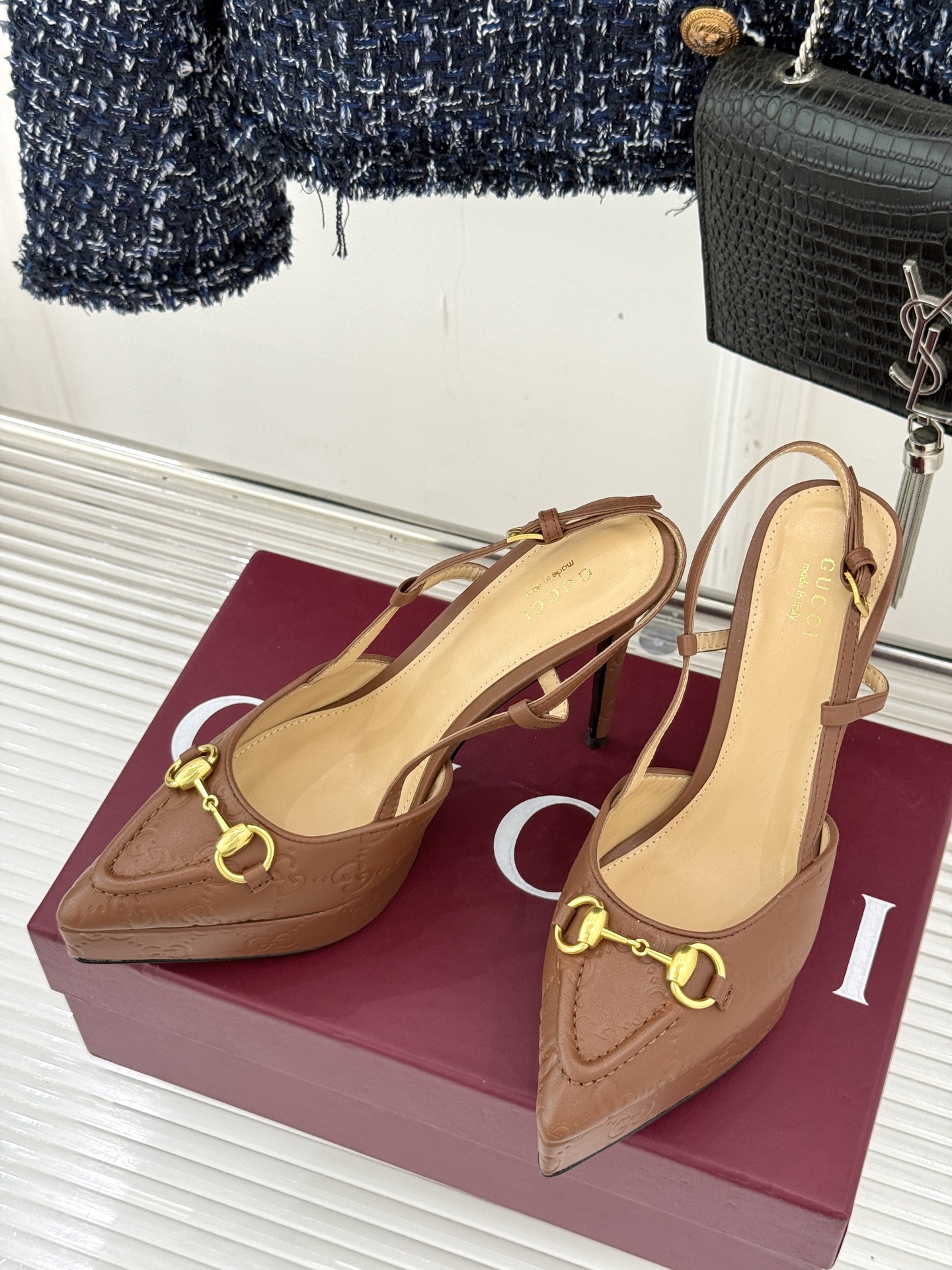 Gucci/古驰经典马衔扣尖头防水台高跟凉鞋将经典元素与时尚设计完美融合这款凉鞋以标志性的马衔扣为点睛之