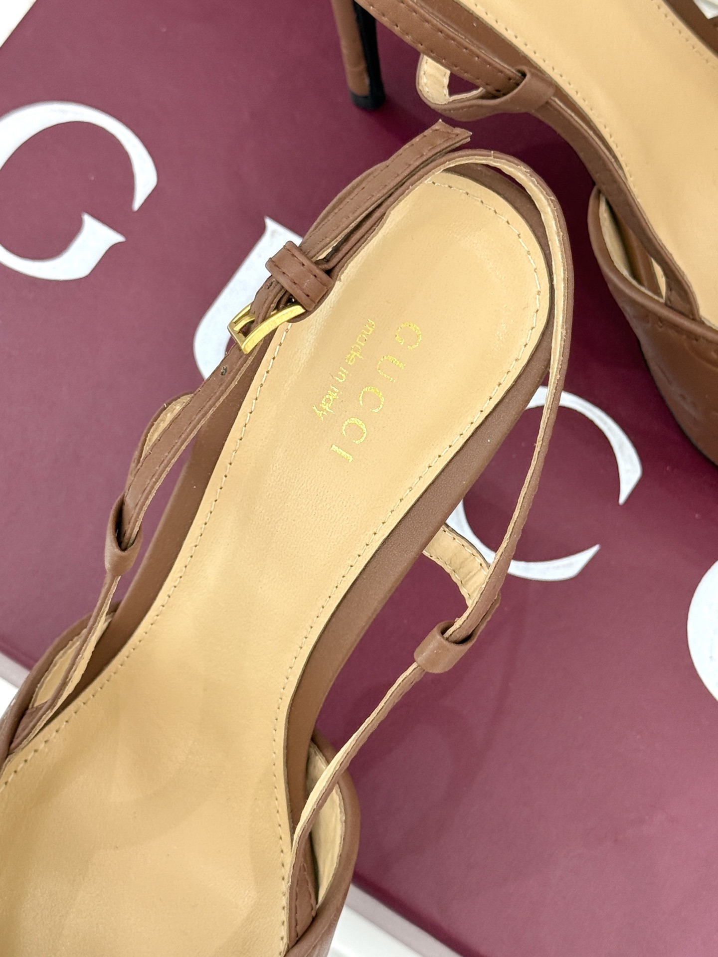 Gucci/古驰经典马衔扣尖头防水台高跟凉鞋将经典元素与时尚设计完美融合这款凉鞋以标志性的马衔扣为点睛之