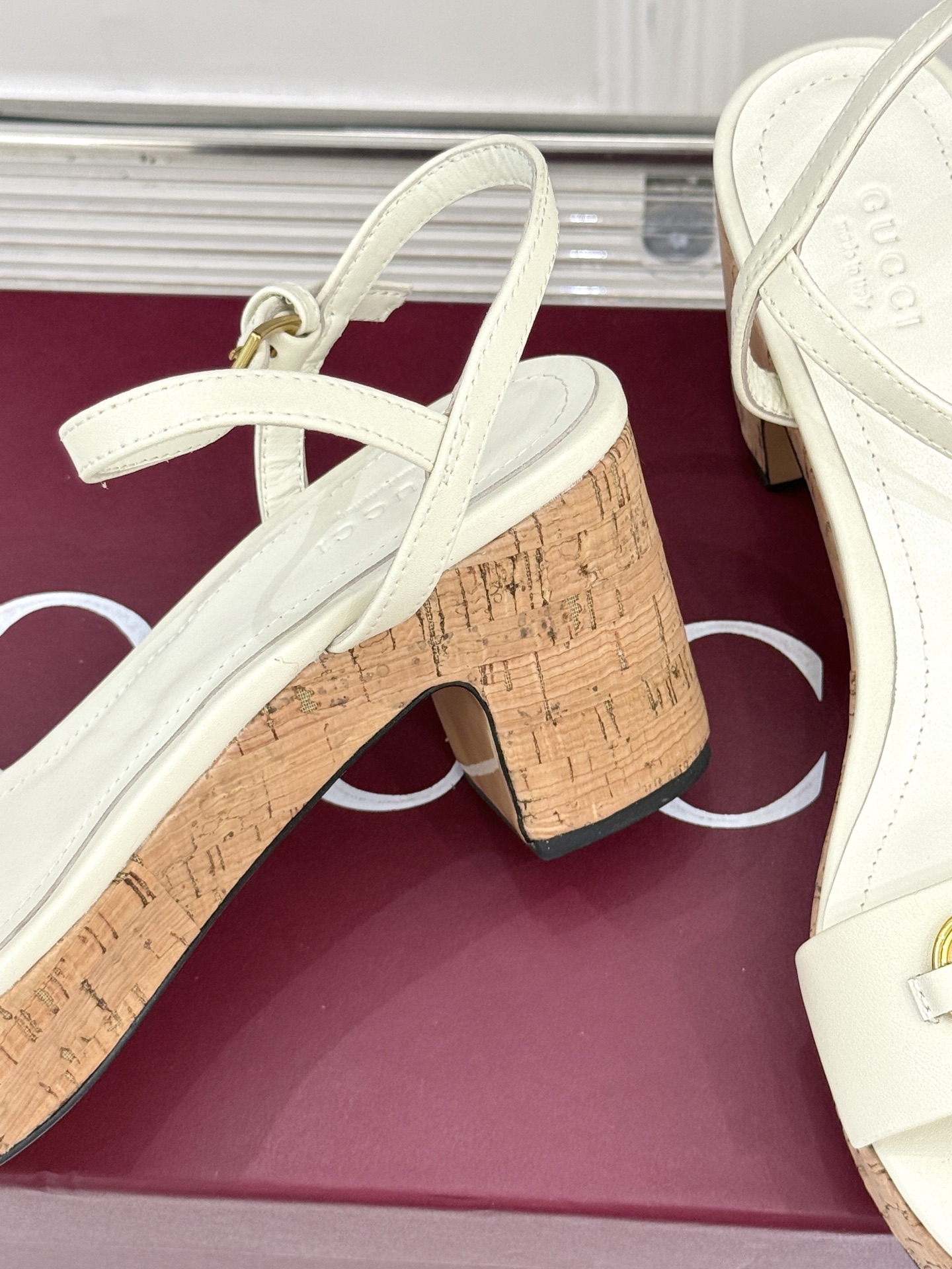 Gucci/古驰经典马衔扣粗跟防水台凉鞋当G家标志性马衔扣 邂逅时髦粗跟防水台一场华丽与舒适兼得的时尚盛