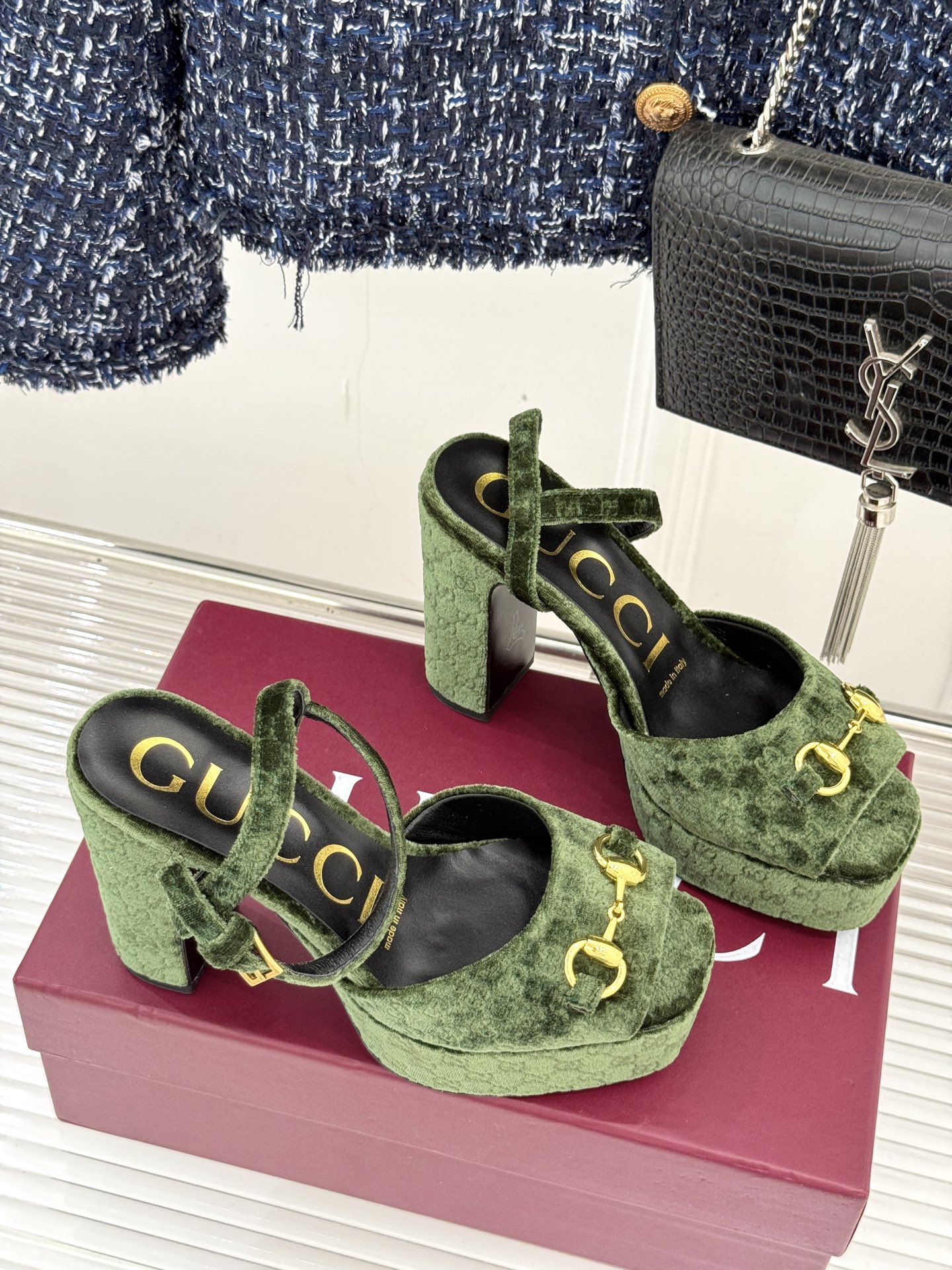 Gucci/古驰经典马衔扣尖头丝绒方头防水台高跟凉鞋当经典马衔扣邂逅丝绒肌理这款凉鞋便成了优雅与个性的代