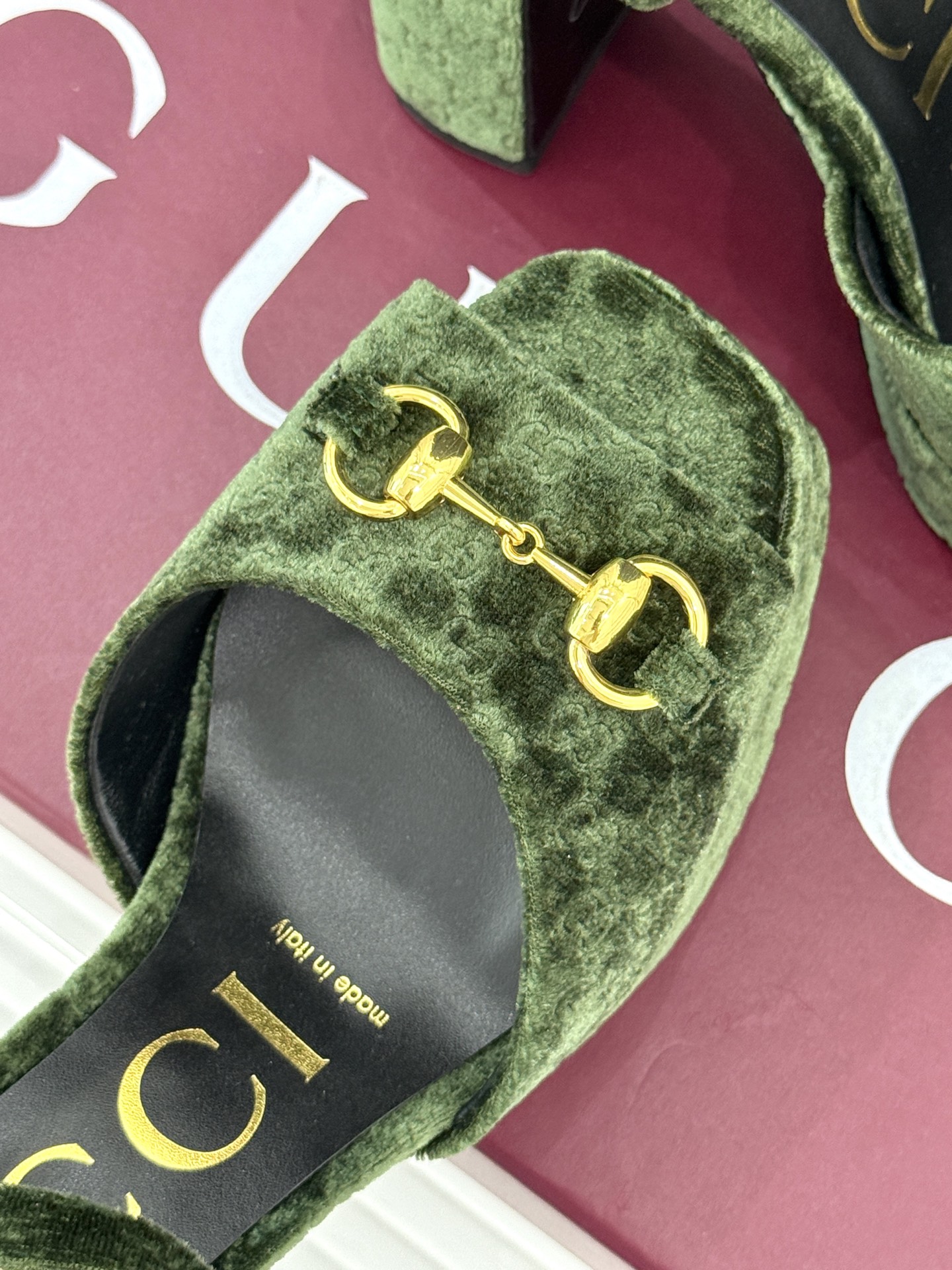 Gucci/古驰经典马衔扣尖头丝绒方头防水台高跟凉鞋当经典马衔扣邂逅丝绒肌理这款凉鞋便成了优雅与个性的代