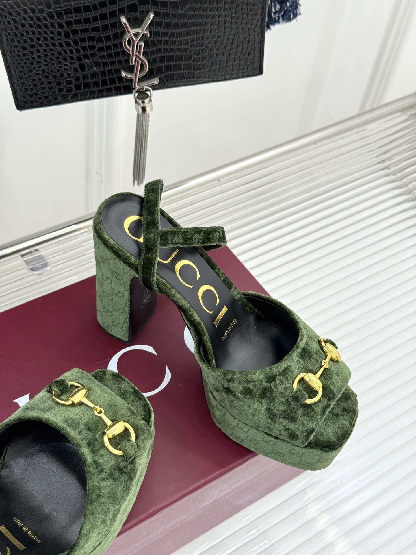 Gucci/古驰经典马衔扣尖头丝绒方头防水台高跟凉鞋当经典马衔扣邂逅丝绒肌理这款凉鞋便成了优雅与个性的代