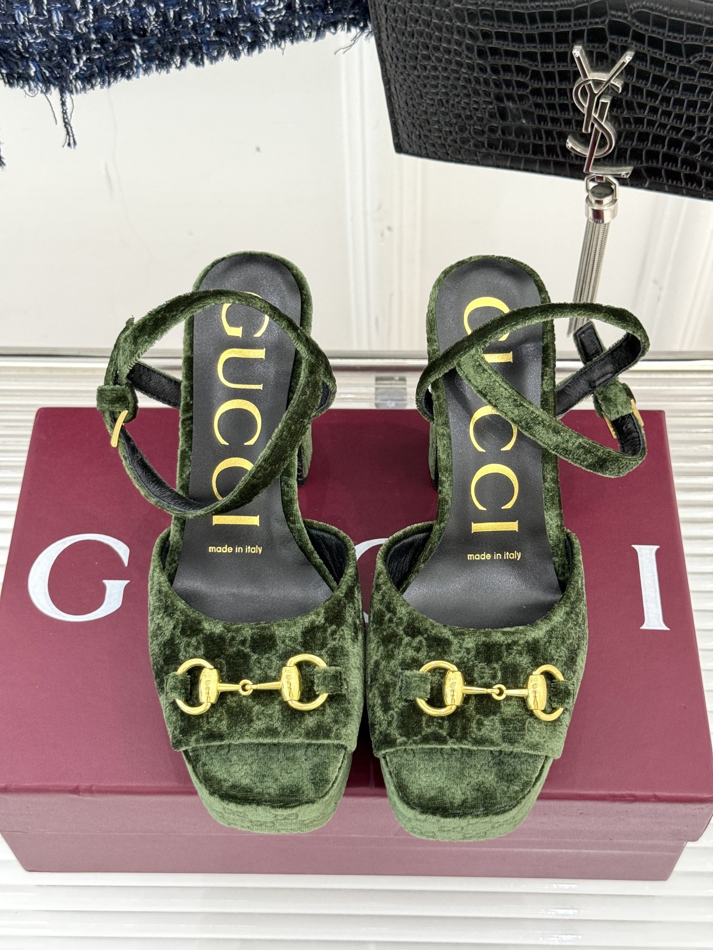 Gucci/古驰经典马衔扣尖头丝绒方头防水台高跟凉鞋当经典马衔扣邂逅丝绒肌理这款凉鞋便成了优雅与个性的代