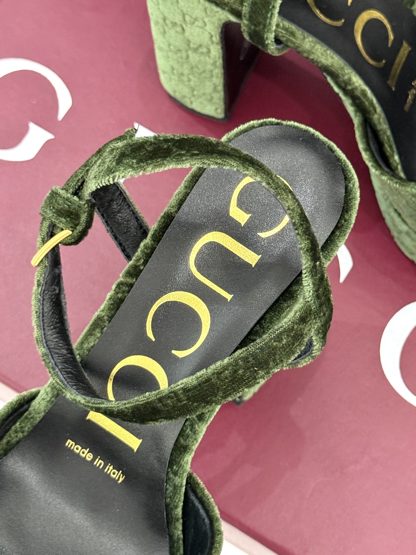 Gucci/古驰经典马衔扣尖头丝绒方头防水台高跟凉鞋当经典马衔扣邂逅丝绒肌理这款凉鞋便成了优雅与个性的代
