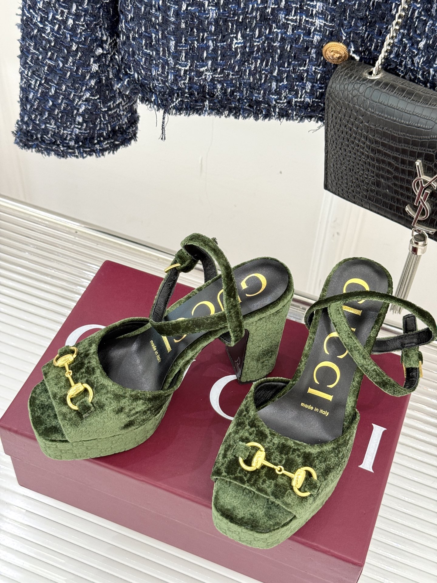 Gucci/古驰经典马衔扣尖头丝绒方头防水台高跟凉鞋当经典马衔扣邂逅丝绒肌理这款凉鞋便成了优雅与个性的代