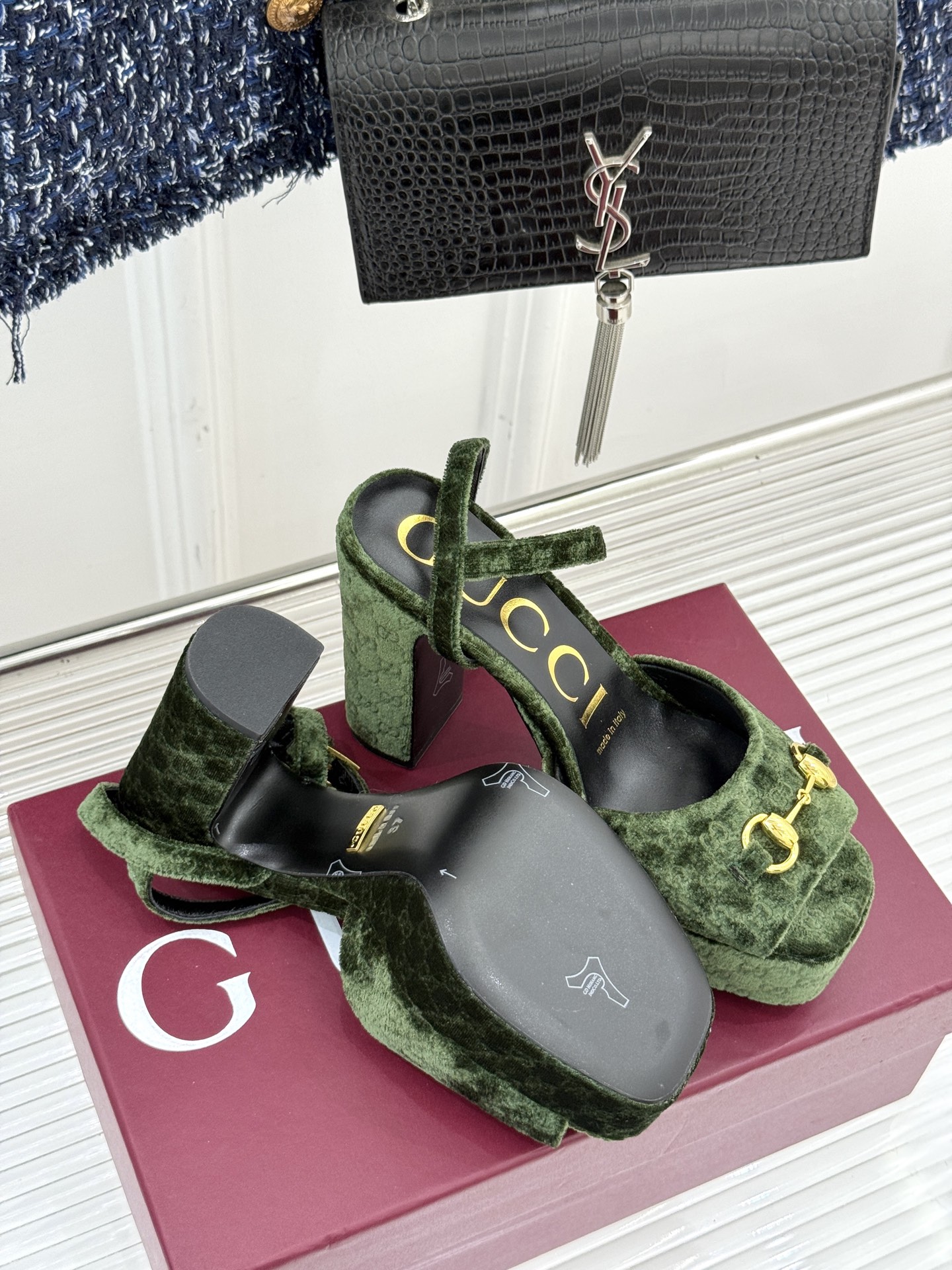 Gucci/古驰经典马衔扣尖头丝绒方头防水台高跟凉鞋当经典马衔扣邂逅丝绒肌理这款凉鞋便成了优雅与个性的代