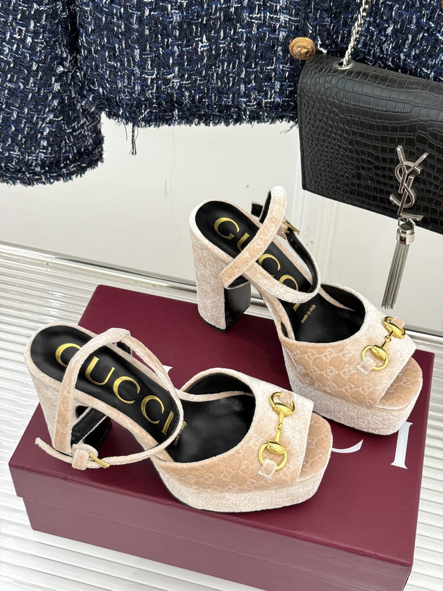 Gucci/古驰经典马衔扣尖头丝绒方头防水台高跟凉鞋当经典马衔扣邂逅丝绒肌理这款凉鞋便成了优雅与个性的代