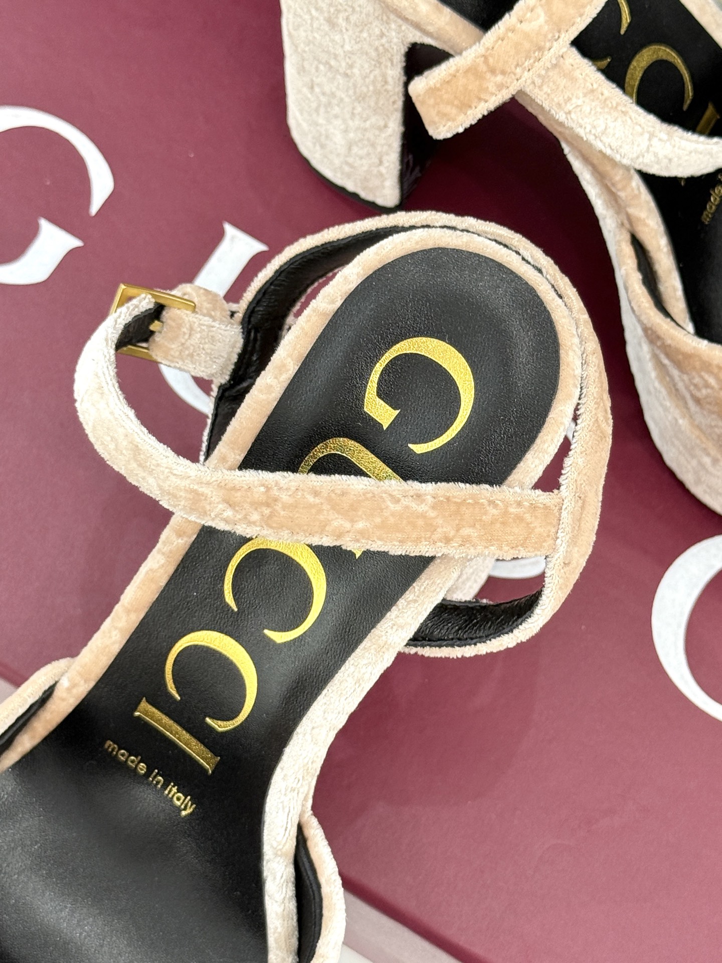 Gucci/古驰经典马衔扣尖头丝绒方头防水台高跟凉鞋当经典马衔扣邂逅丝绒肌理这款凉鞋便成了优雅与个性的代