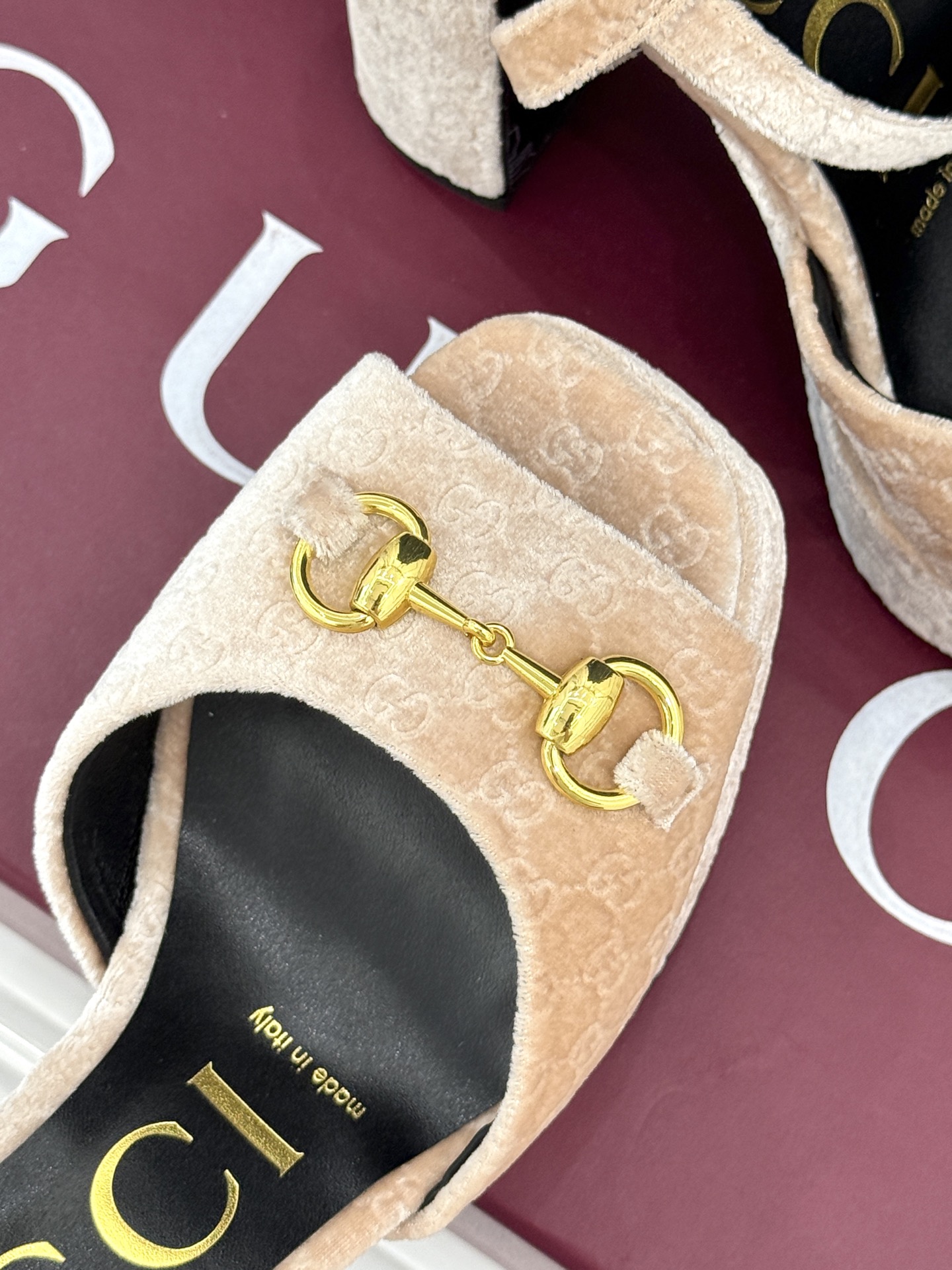 Gucci/古驰经典马衔扣尖头丝绒方头防水台高跟凉鞋当经典马衔扣邂逅丝绒肌理这款凉鞋便成了优雅与个性的代