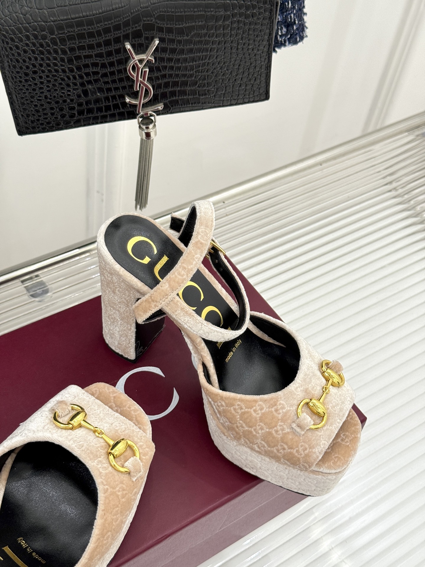 Gucci/古驰经典马衔扣尖头丝绒方头防水台高跟凉鞋当经典马衔扣邂逅丝绒肌理这款凉鞋便成了优雅与个性的代