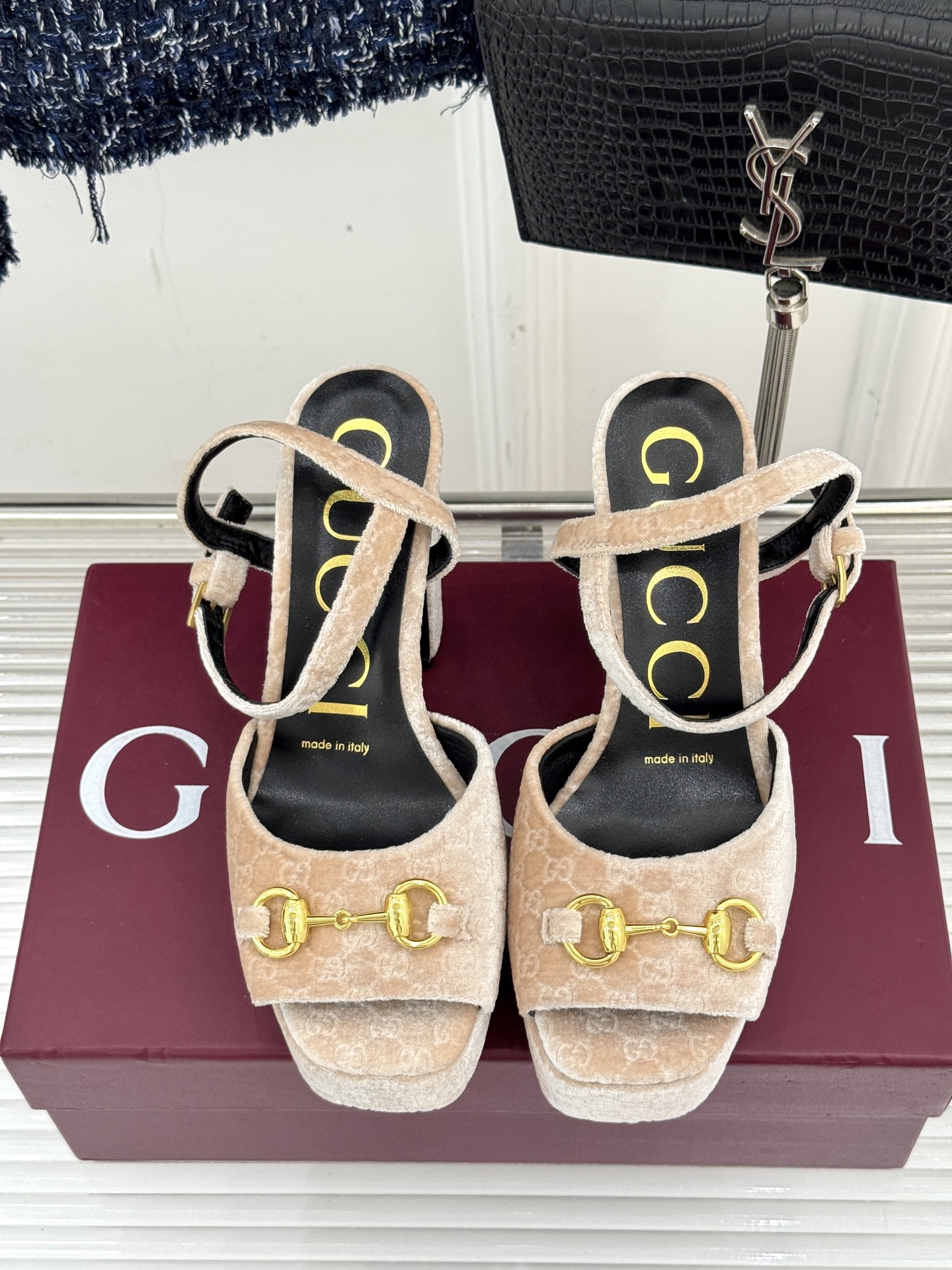 Gucci/古驰经典马衔扣尖头丝绒方头防水台高跟凉鞋当经典马衔扣邂逅丝绒肌理这款凉鞋便成了优雅与个性的代