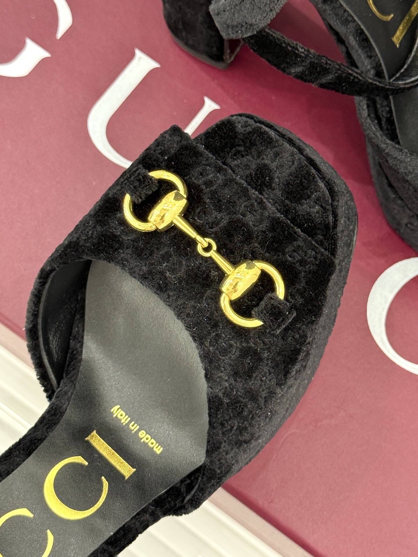 Gucci/古驰经典马衔扣尖头丝绒方头防水台高跟凉鞋当经典马衔扣邂逅丝绒肌理这款凉鞋便成了优雅与个性的代