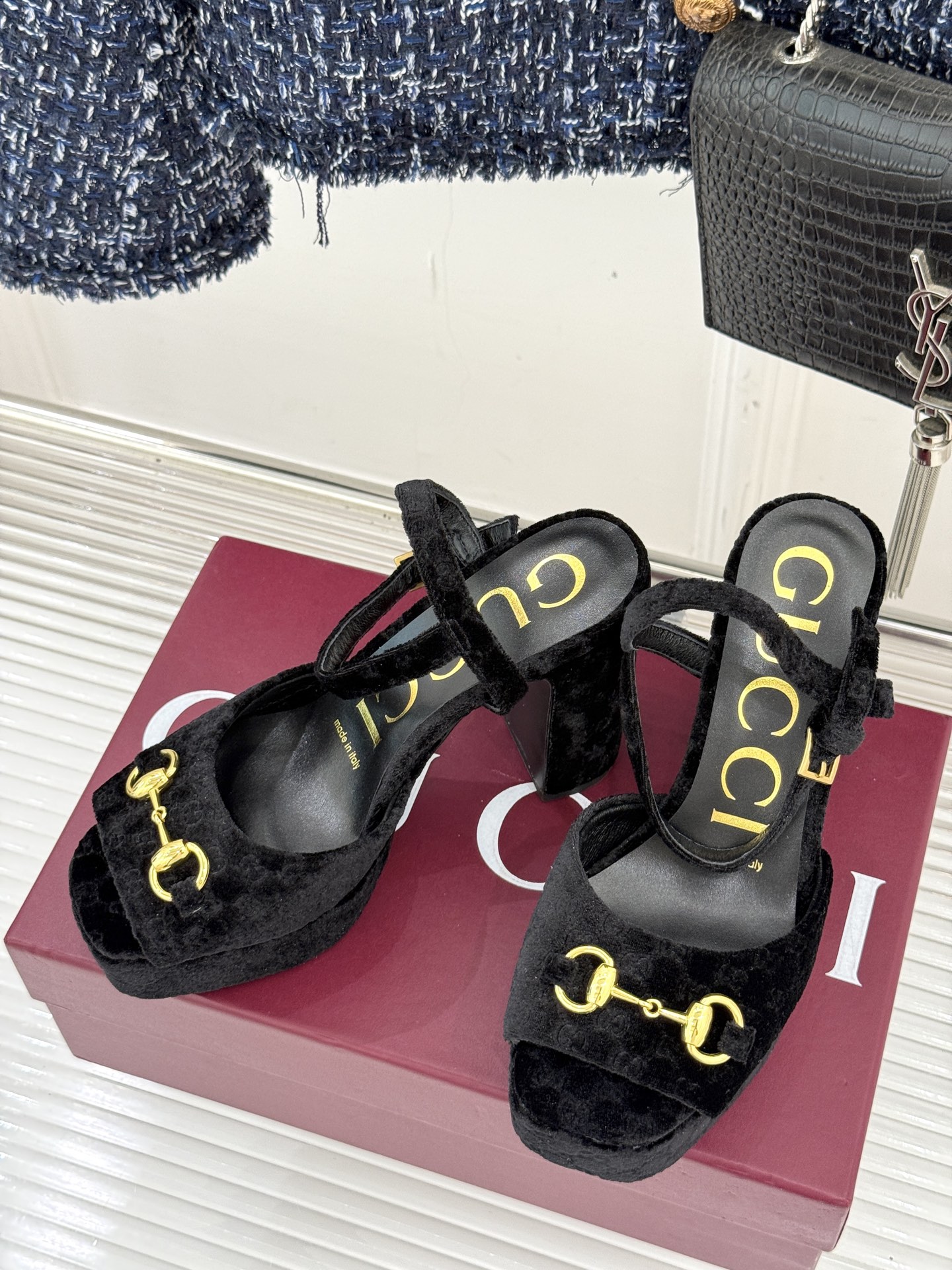 Gucci/古驰经典马衔扣尖头丝绒方头防水台高跟凉鞋当经典马衔扣邂逅丝绒肌理这款凉鞋便成了优雅与个性的代