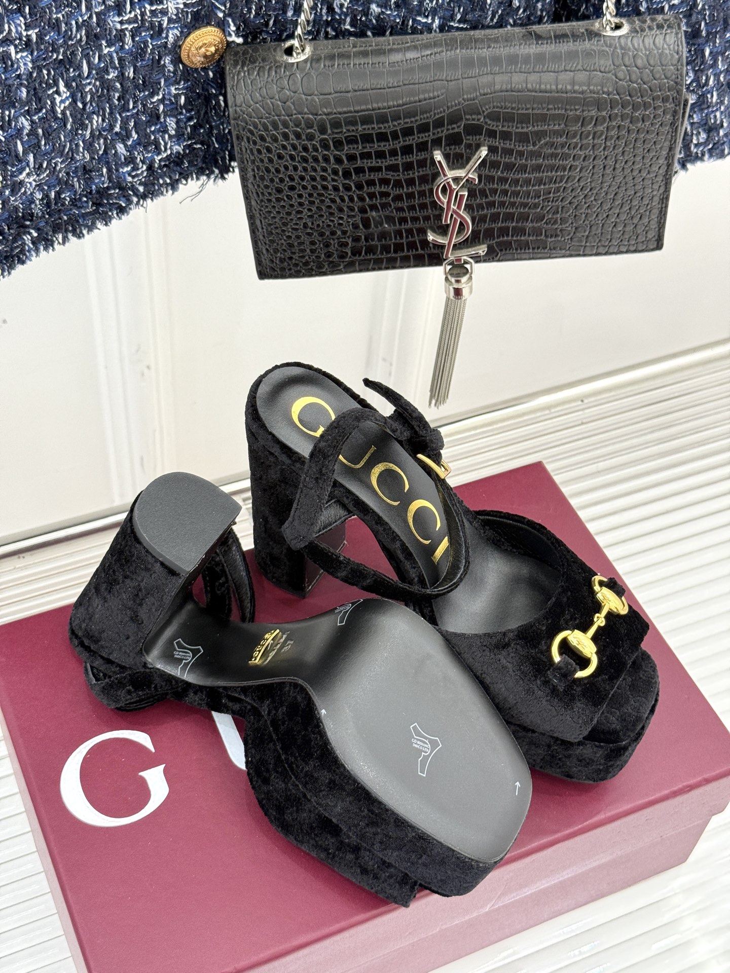 Gucci/古驰经典马衔扣尖头丝绒方头防水台高跟凉鞋当经典马衔扣邂逅丝绒肌理这款凉鞋便成了优雅与个性的代
