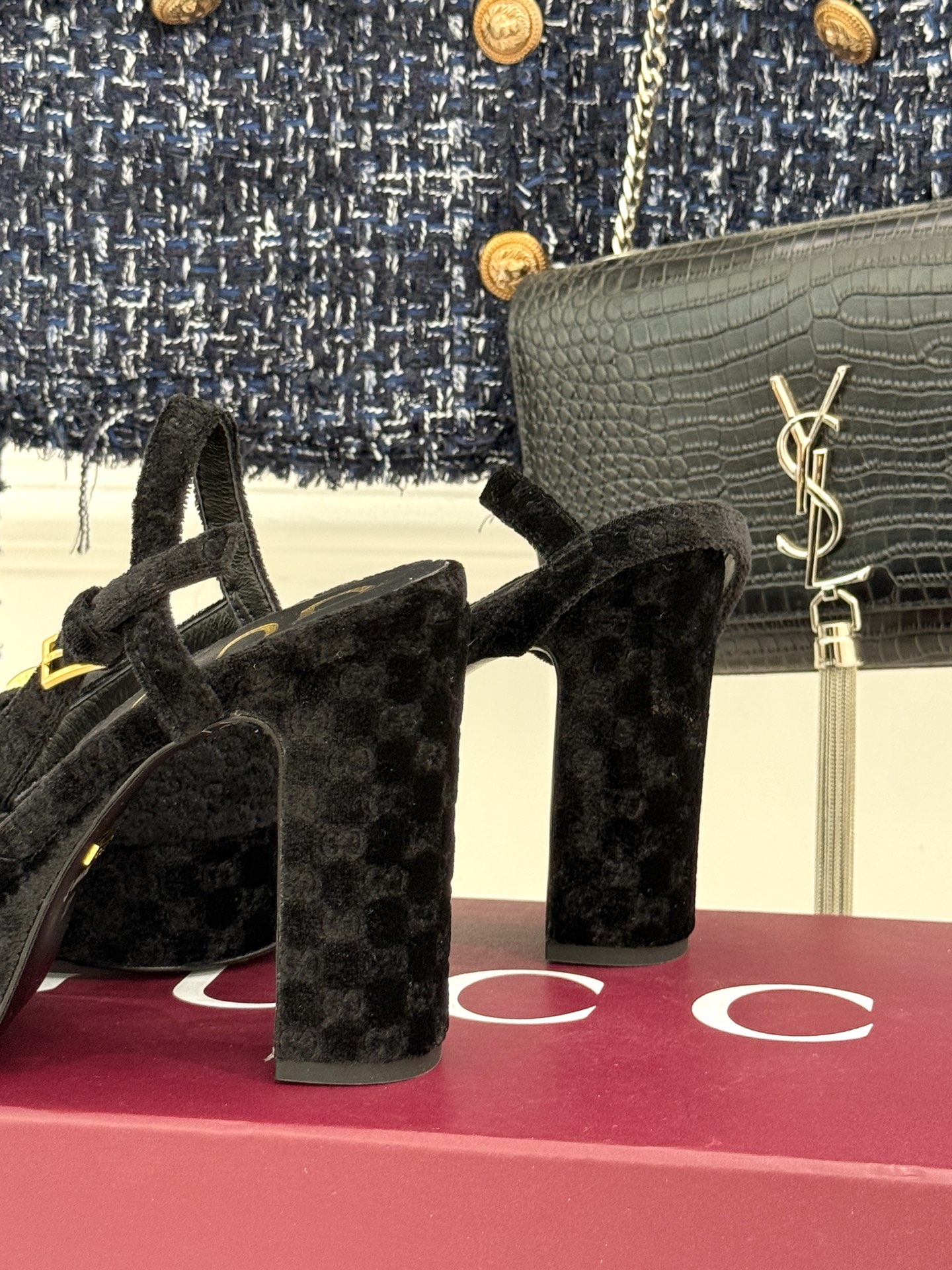 Gucci/古驰经典马衔扣尖头丝绒方头防水台高跟凉鞋当经典马衔扣邂逅丝绒肌理这款凉鞋便成了优雅与个性的代