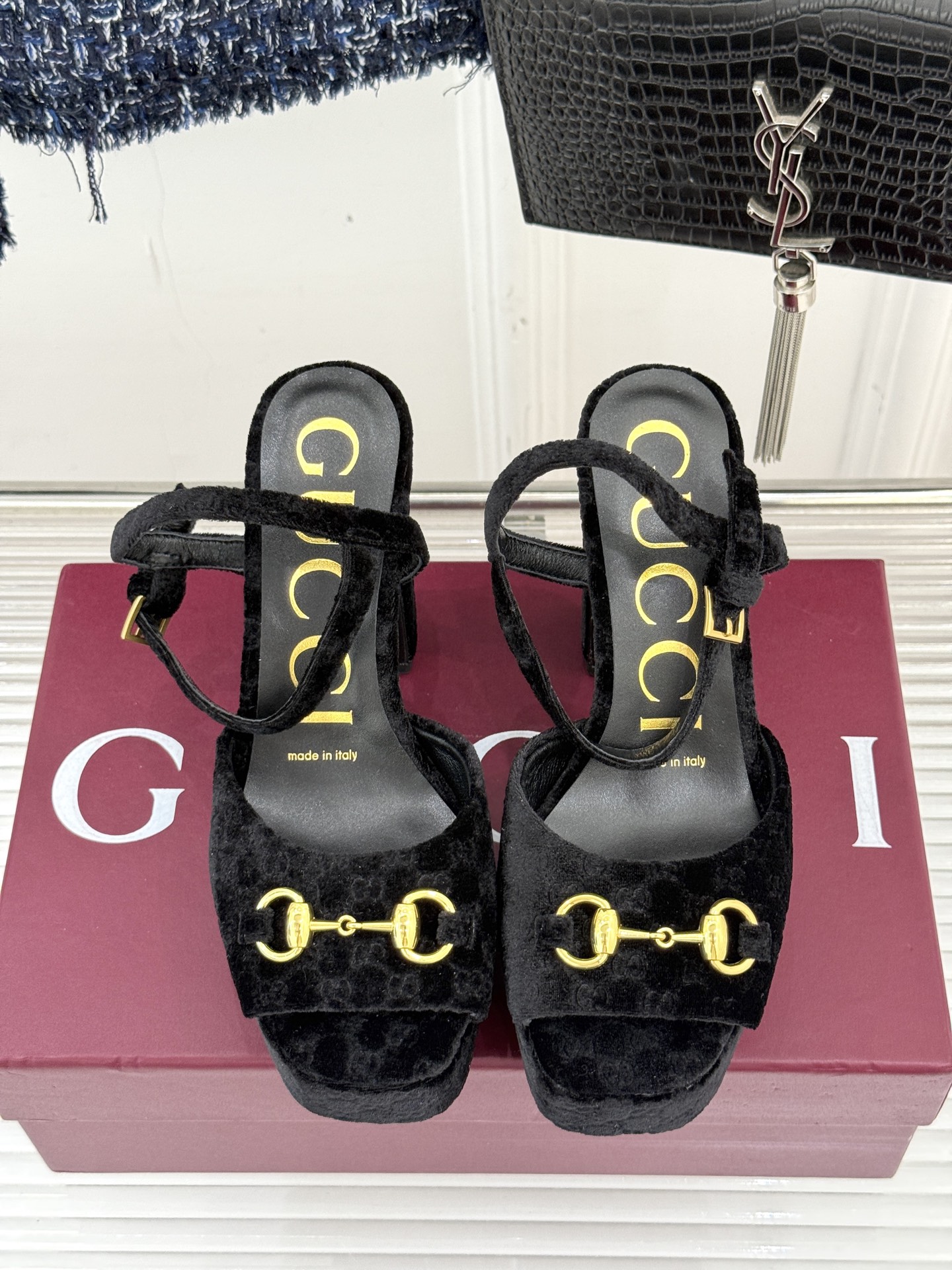 Gucci/古驰经典马衔扣尖头丝绒方头防水台高跟凉鞋当经典马衔扣邂逅丝绒肌理这款凉鞋便成了优雅与个性的代