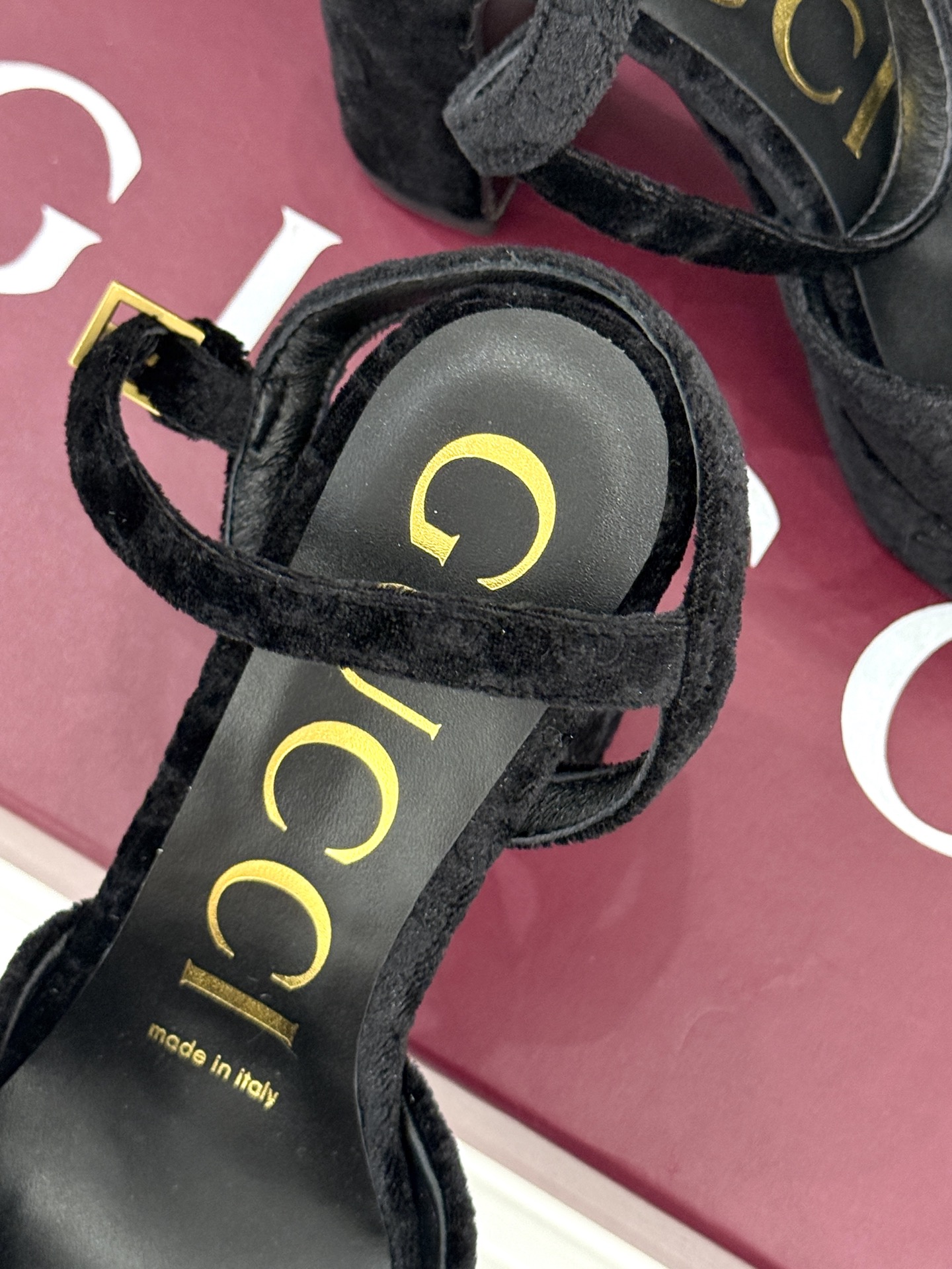 Gucci/古驰经典马衔扣尖头丝绒方头防水台高跟凉鞋当经典马衔扣邂逅丝绒肌理这款凉鞋便成了优雅与个性的代