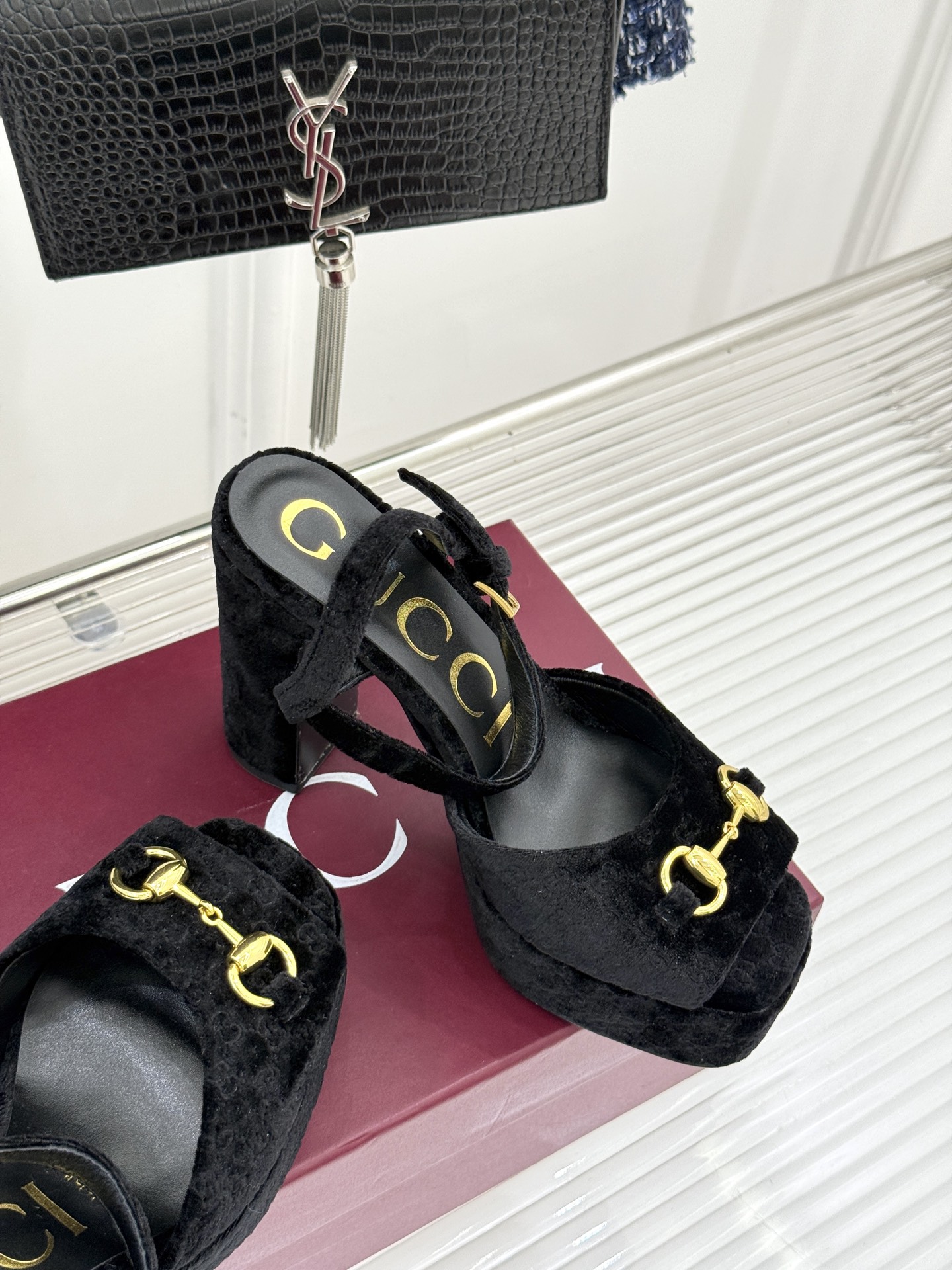 Gucci/古驰经典马衔扣尖头丝绒方头防水台高跟凉鞋当经典马衔扣邂逅丝绒肌理这款凉鞋便成了优雅与个性的代