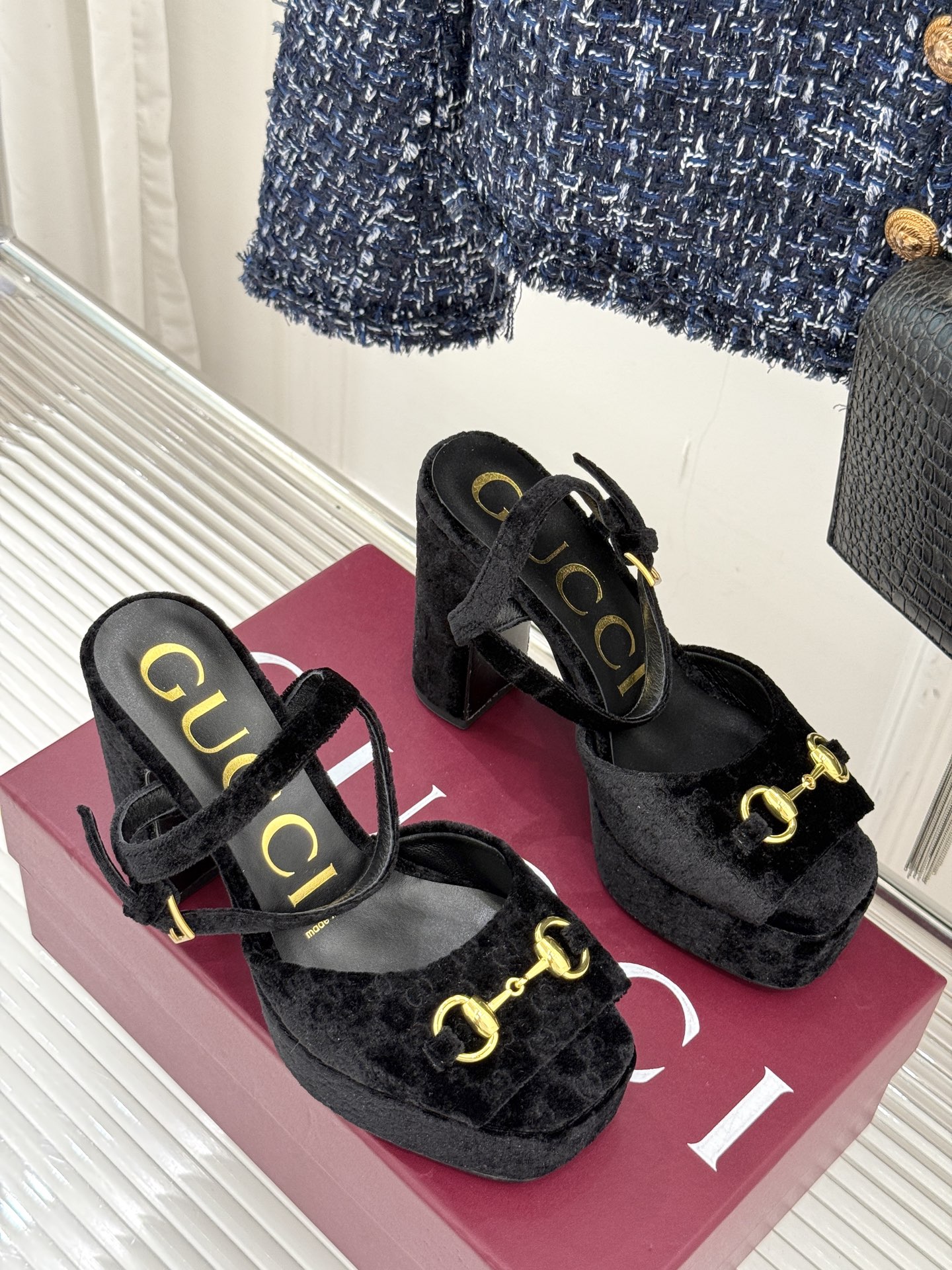 Gucci/古驰经典马衔扣尖头丝绒方头防水台高跟凉鞋当经典马衔扣邂逅丝绒肌理这款凉鞋便成了优雅与个性的代