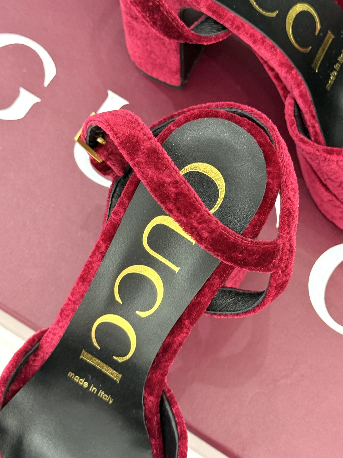 Gucci/古驰经典马衔扣尖头丝绒方头防水台高跟凉鞋当经典马衔扣邂逅丝绒肌理这款凉鞋便成了优雅与个性的代