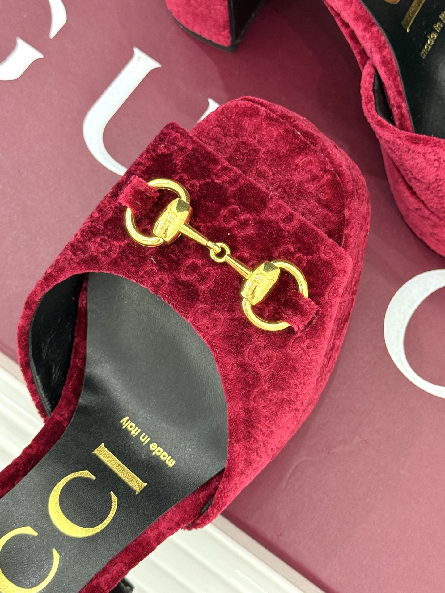Gucci/古驰经典马衔扣尖头丝绒方头防水台高跟凉鞋当经典马衔扣邂逅丝绒肌理这款凉鞋便成了优雅与个性的代